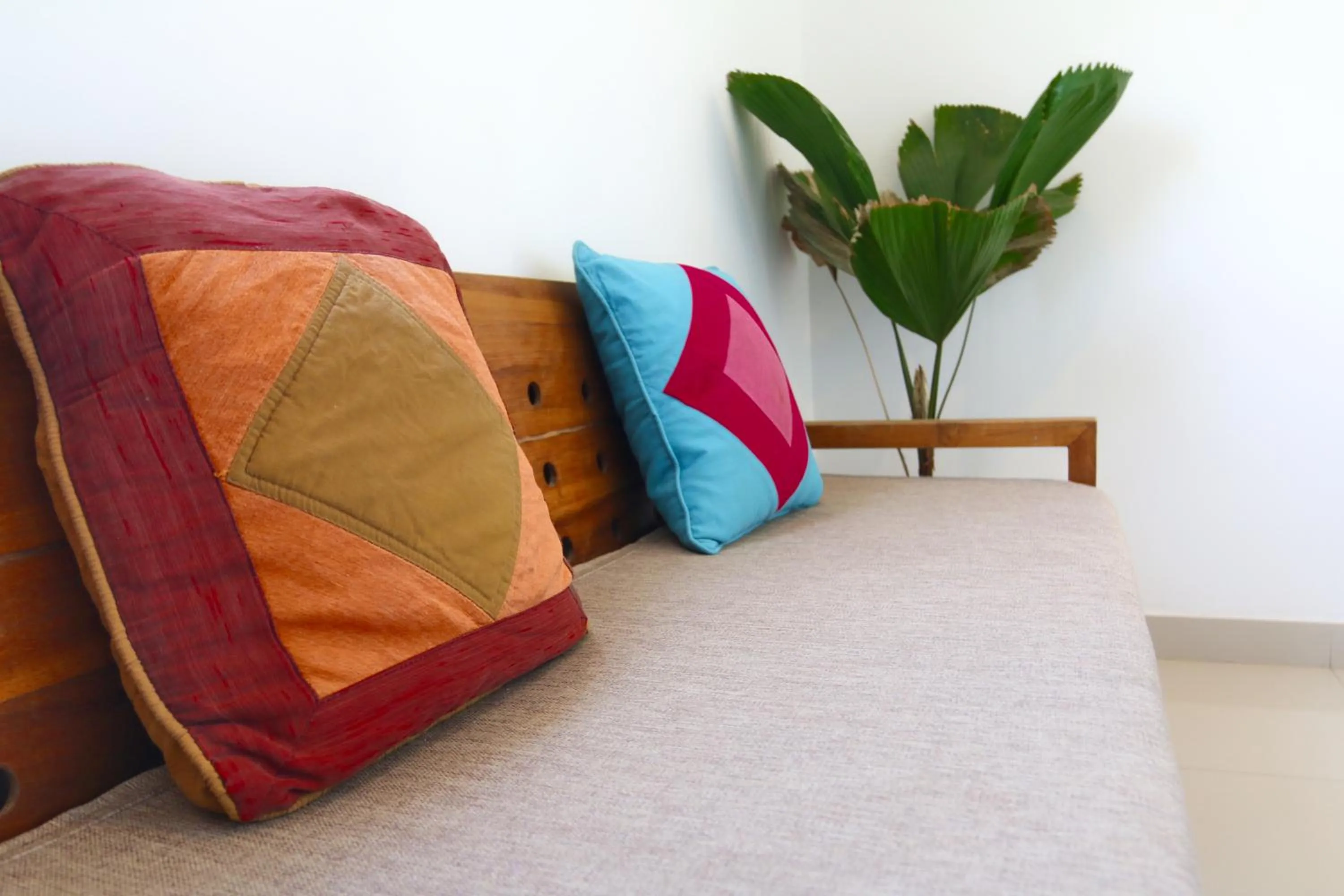 Seating area, Bed in The Gong