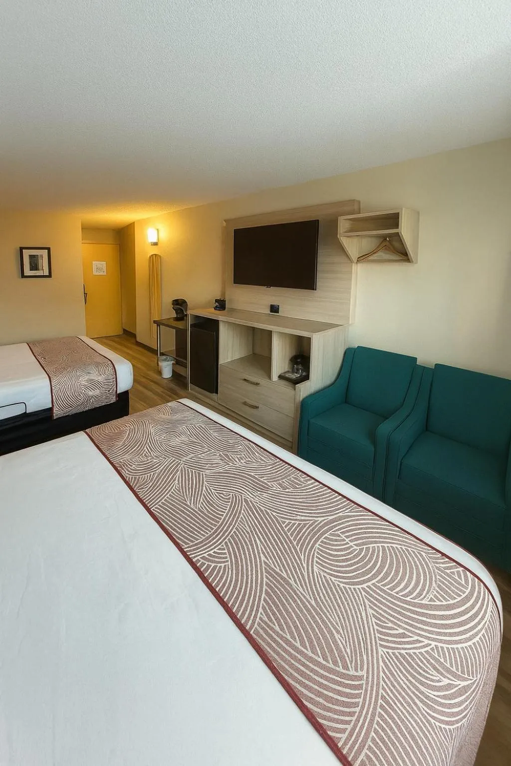 Bedroom, Bed in Floral Park Motor Lodge