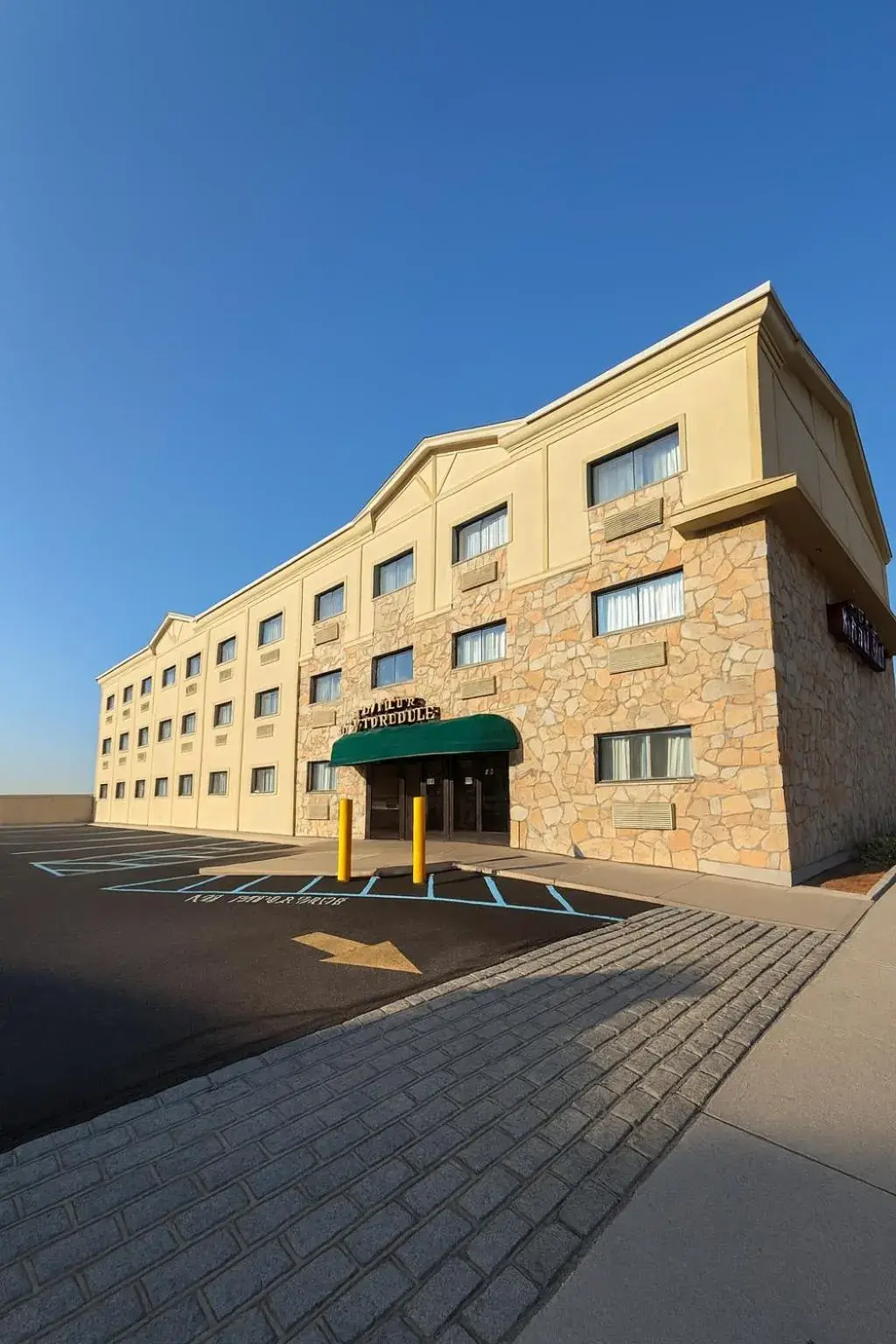 Property building in Floral Park Motor Lodge Property building in Floral Park Motor Lodge