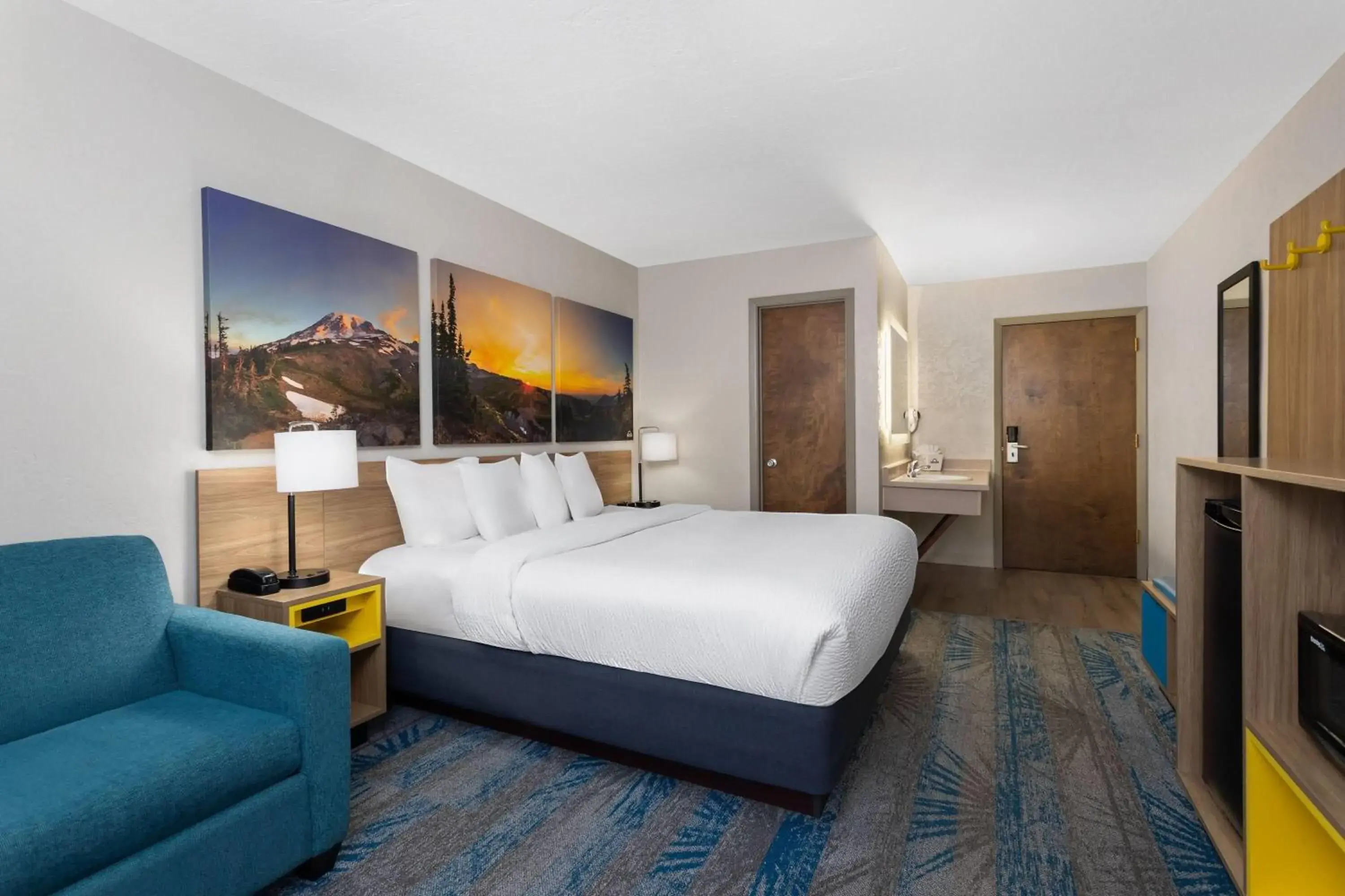 Photo of the whole room, Bed in Days Inn and Suites by Wyndham Downtown Missoula-University Photo of the whole room, Bed in Days Inn and Suites by Wyndham Downtown Missoula-University