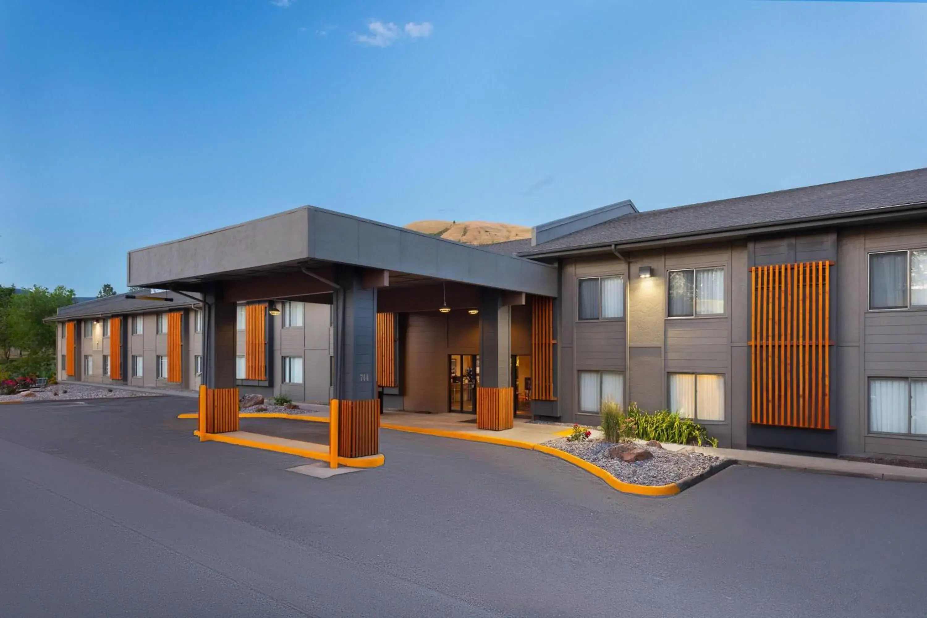 Property building in Days Inn and Suites by Wyndham Downtown Missoula-University Property building in Days Inn and Suites by Wyndham Downtown Missoula-University