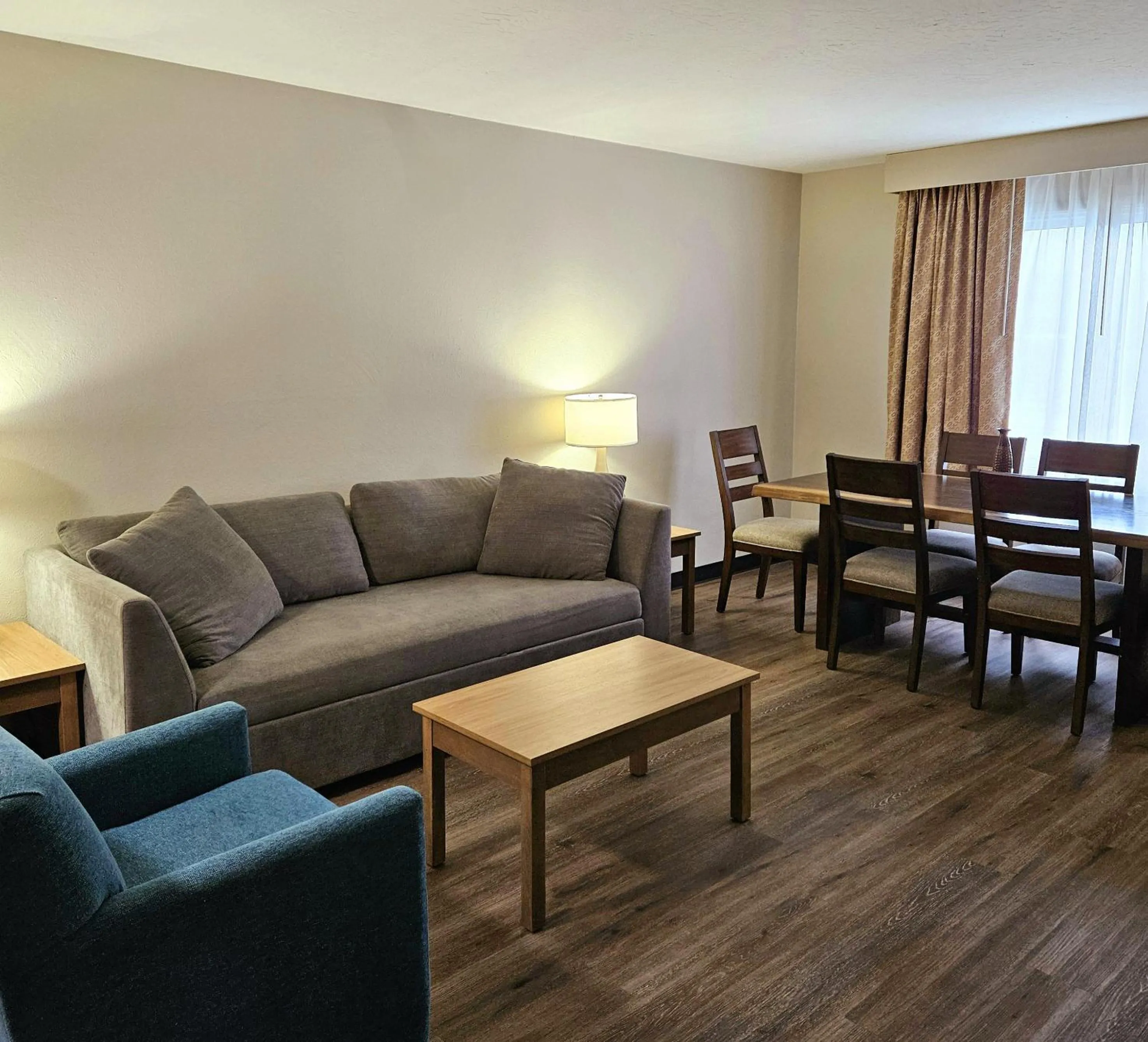 Living room in Days Inn and Suites by Wyndham Downtown Missoula-University