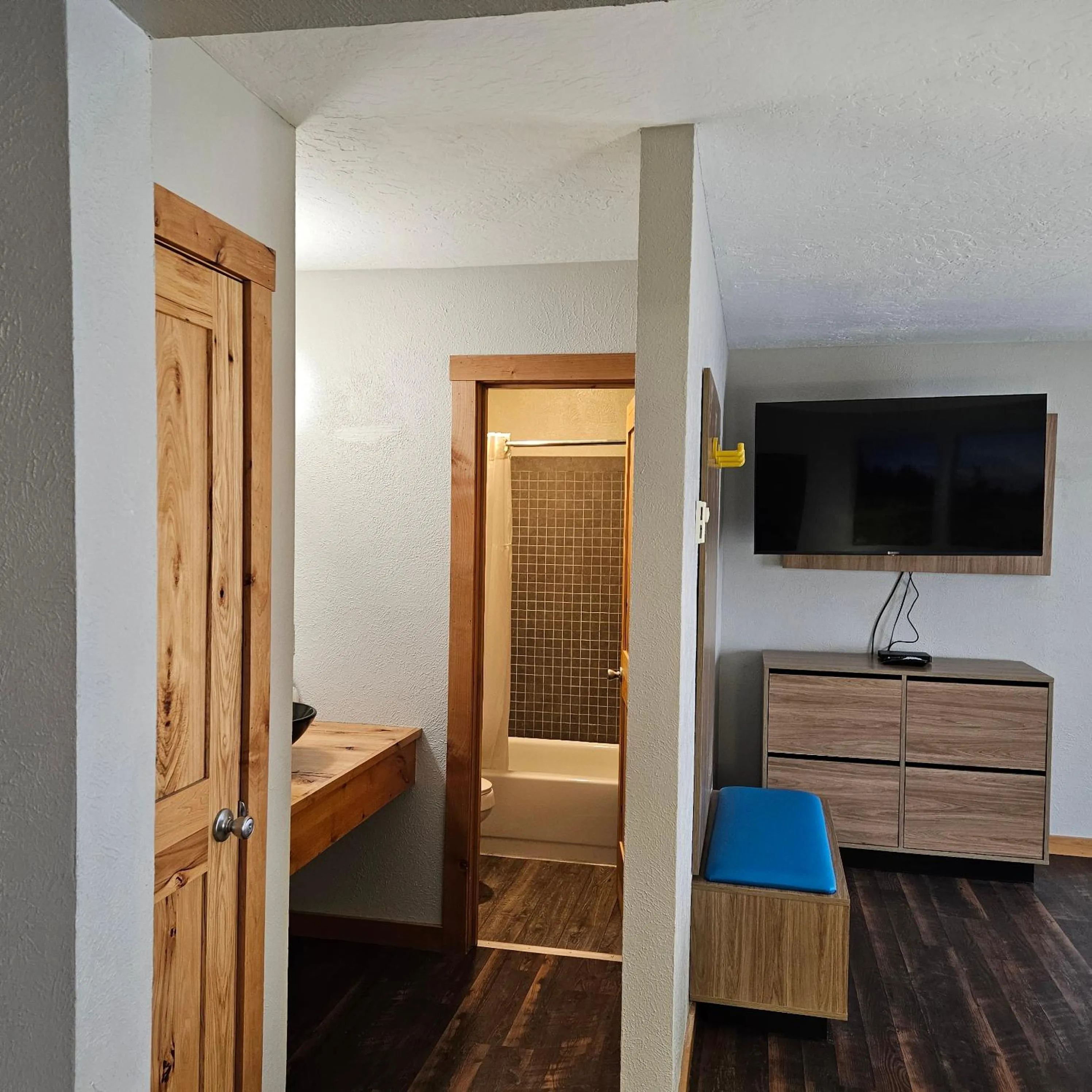 Bathroom, Bed in Days Inn and Suites by Wyndham Downtown Missoula-University