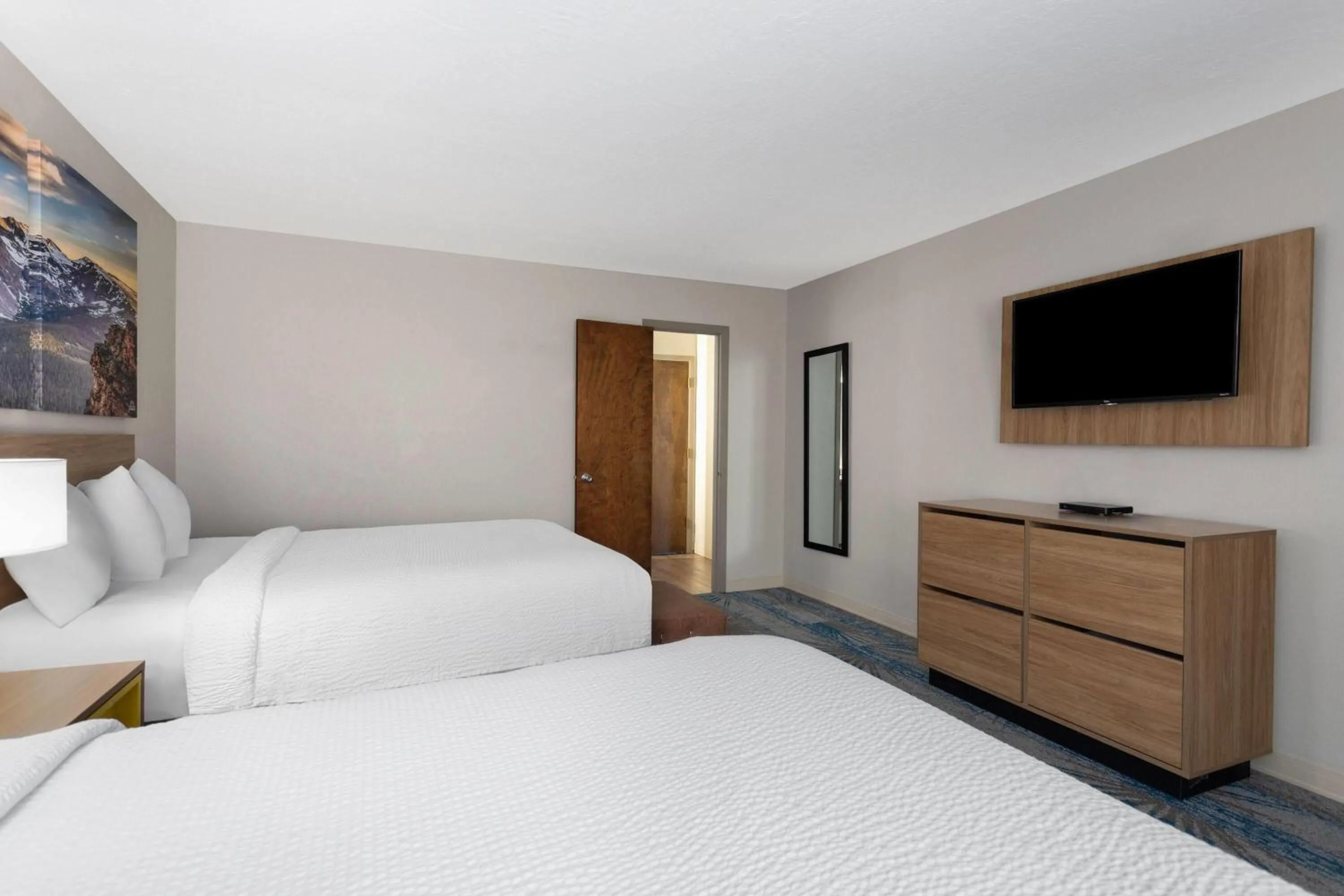Photo of the whole room, Bed in Days Inn and Suites by Wyndham Downtown Missoula-University