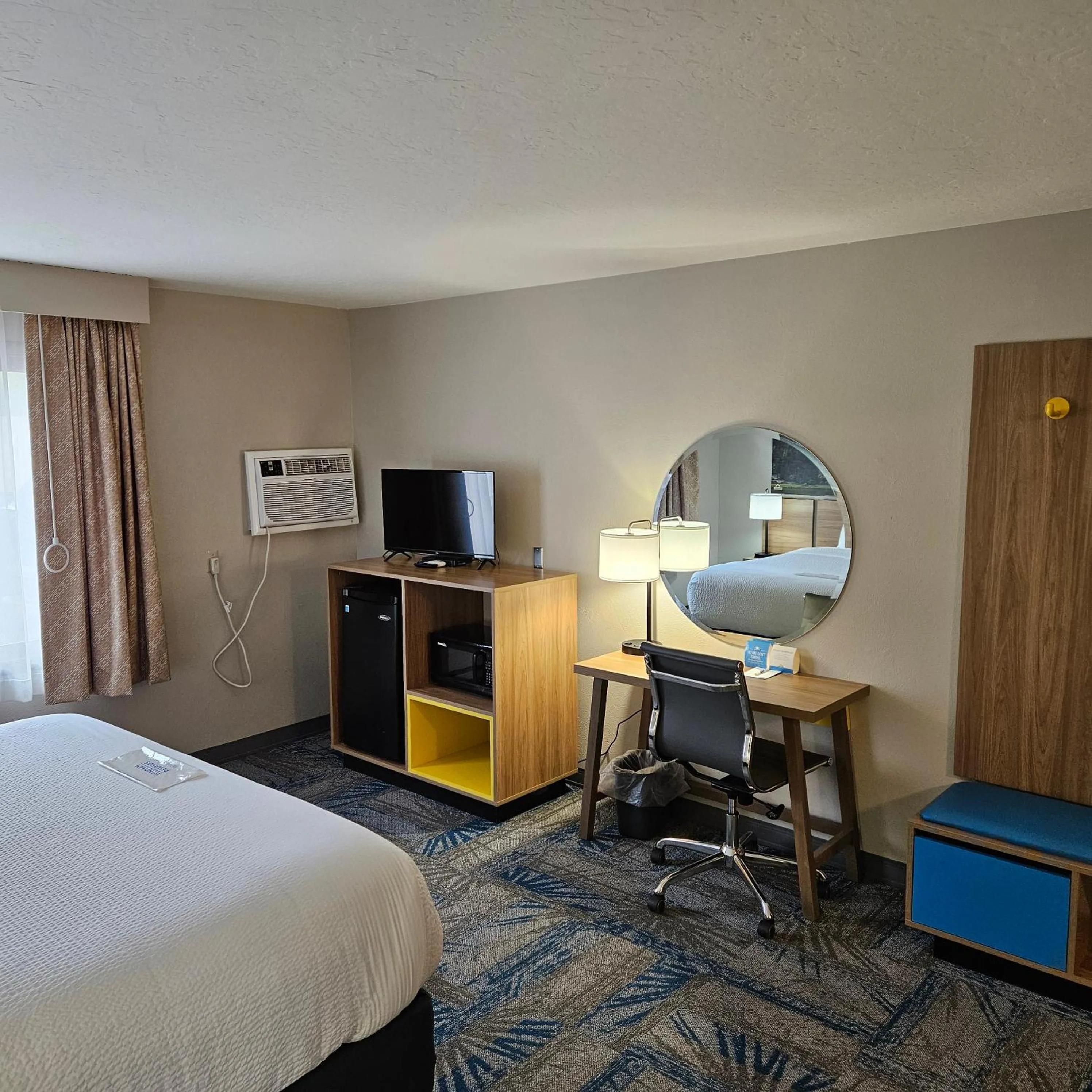 Bedroom, Bed in Days Inn and Suites by Wyndham Downtown Missoula-University