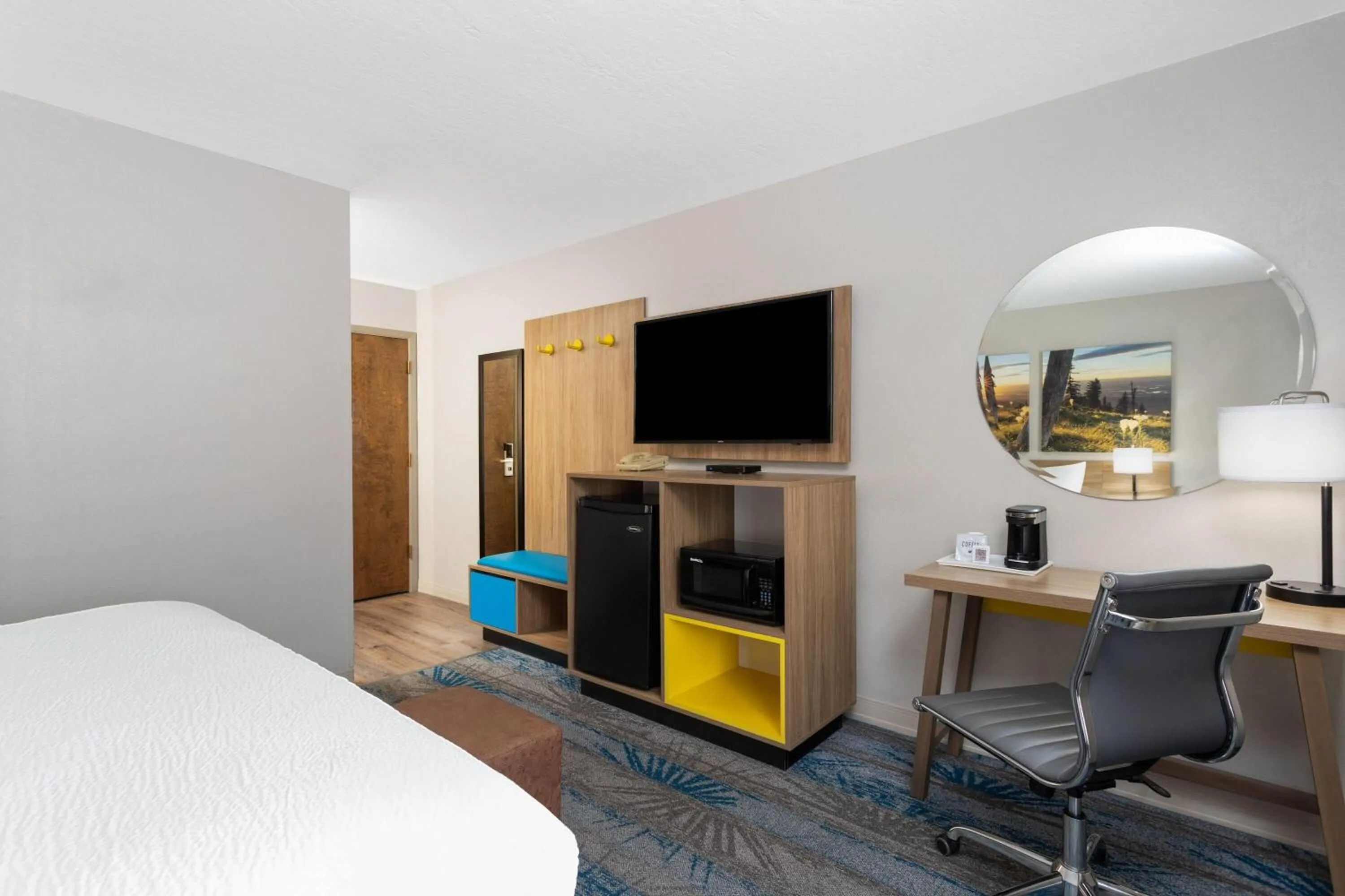 Photo of the whole room, Bed in Days Inn and Suites by Wyndham Downtown Missoula-University