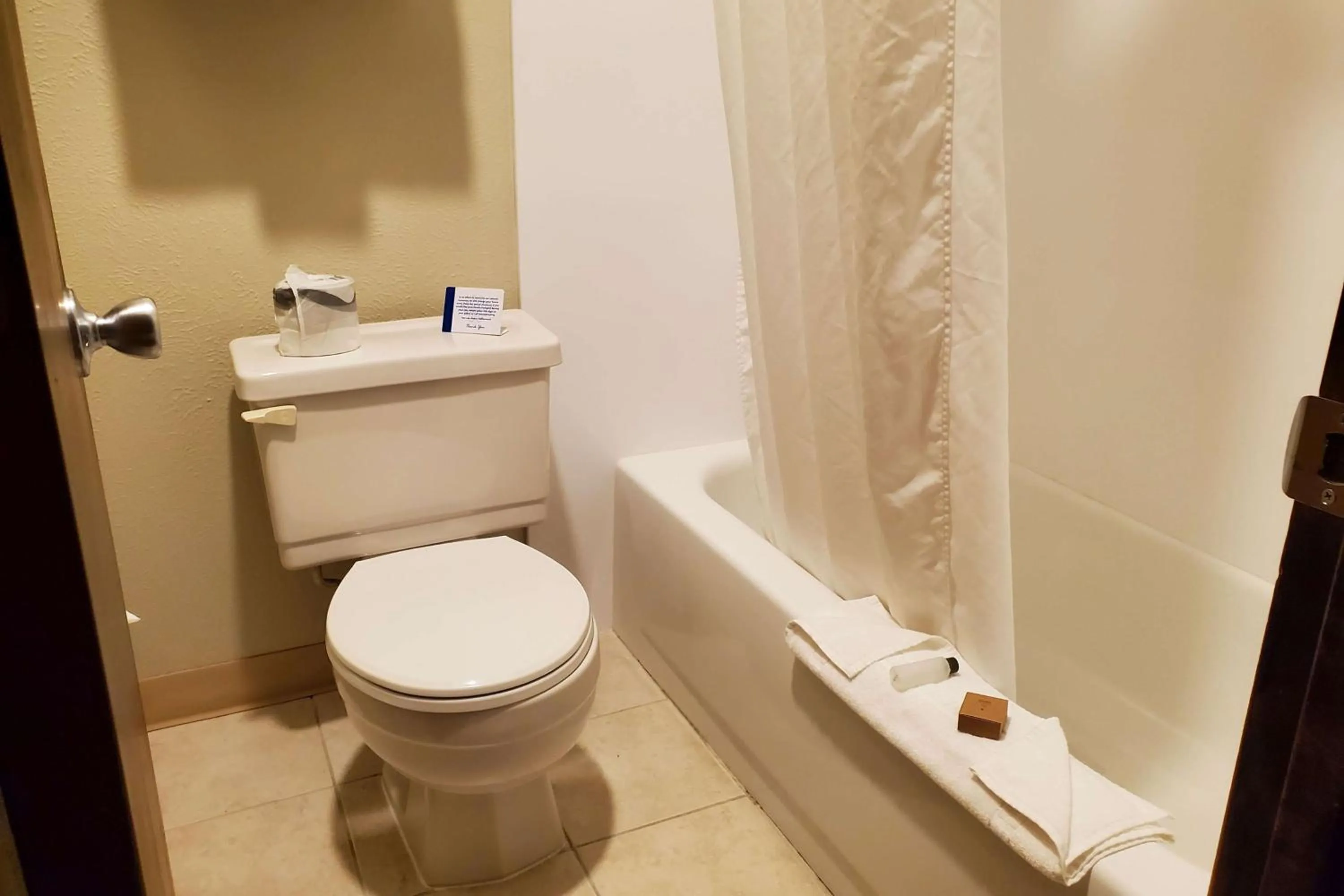 1 Queen Bed, Mobility Accessible Room, Roll-in Shower, Non-Smoking in Days Inn and Suites by Wyndham Downtown Missoula-University