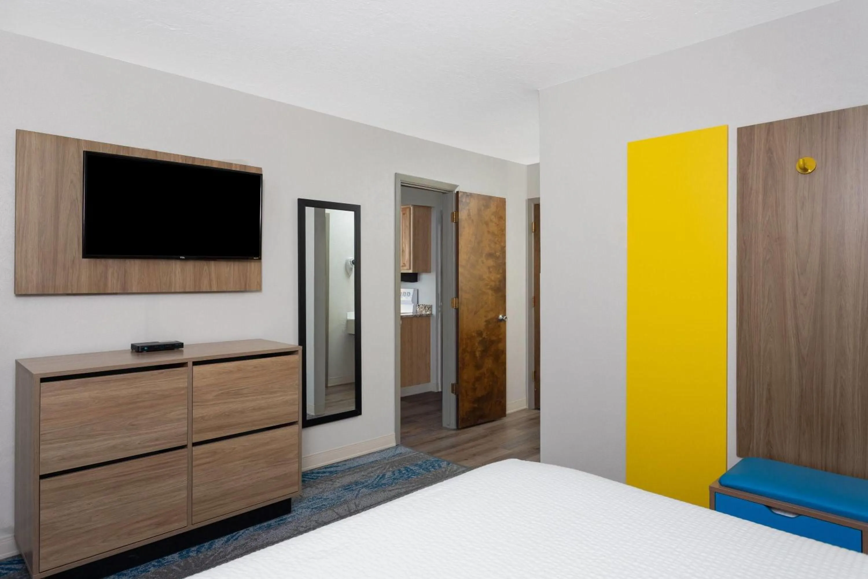 Photo of the whole room, Bed in Days Inn and Suites by Wyndham Downtown Missoula-University