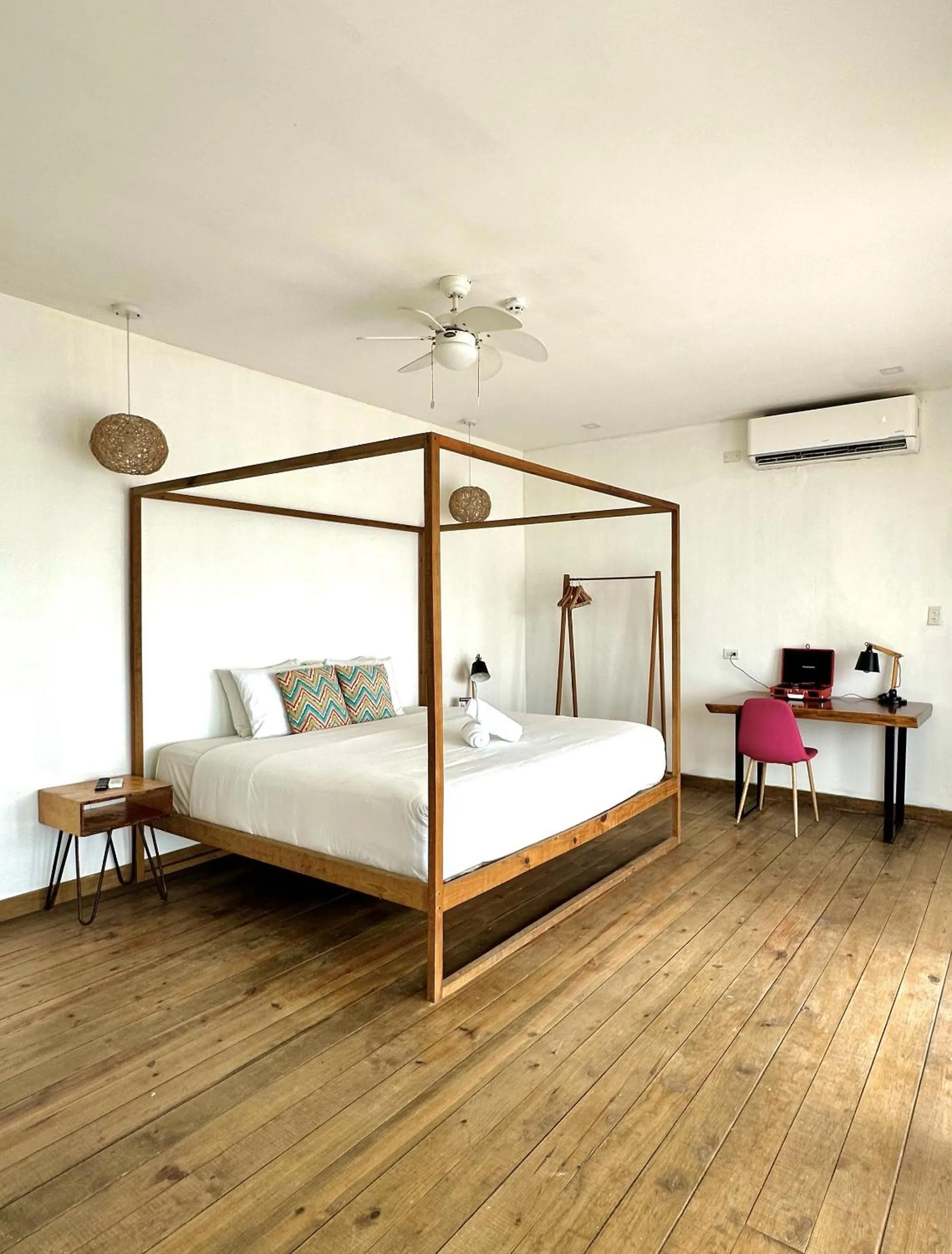 Bathroom, Bed in Klika Bocas del Toro - Formerly Selina