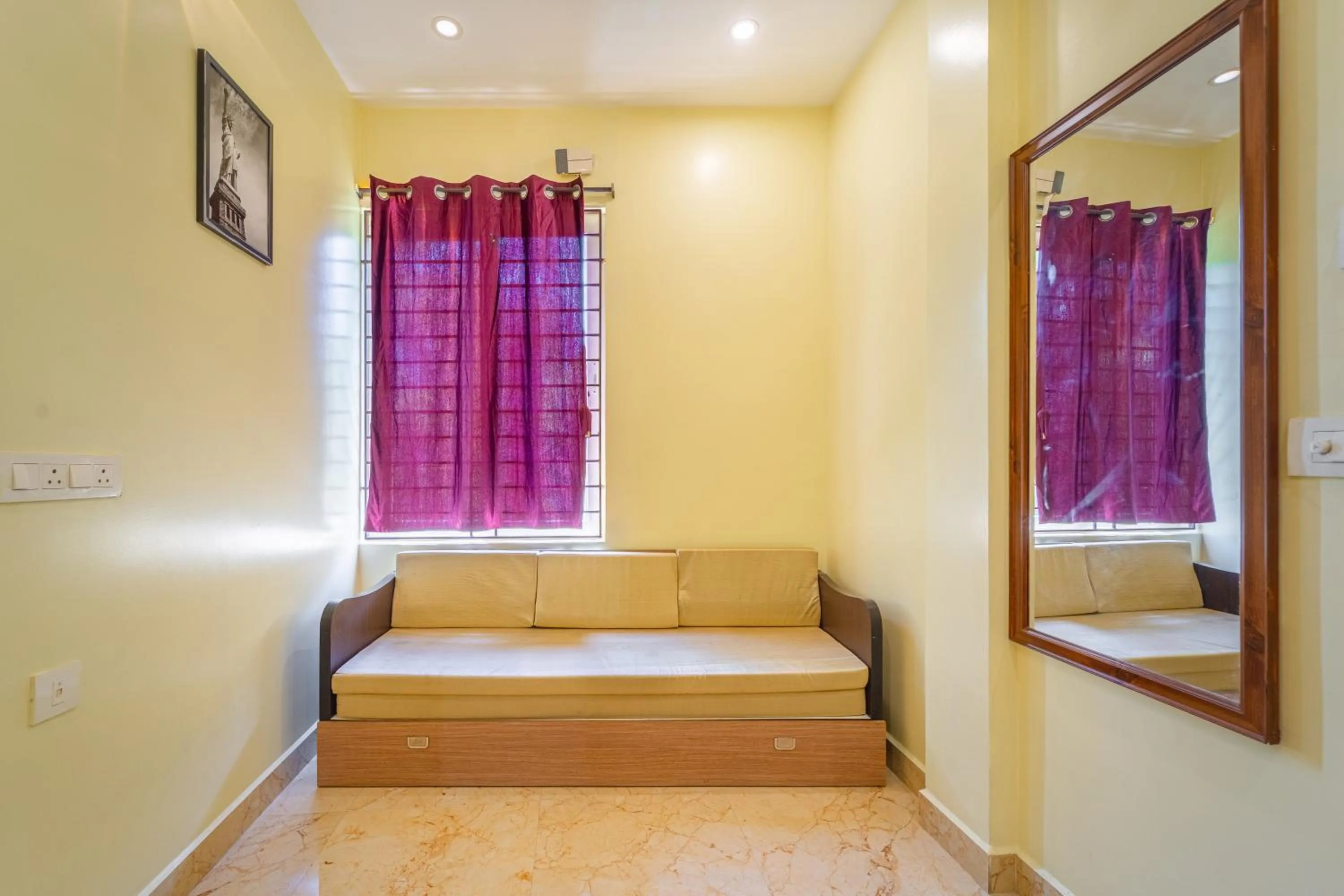 Living room in Shoreline Stays Near Rock Beach