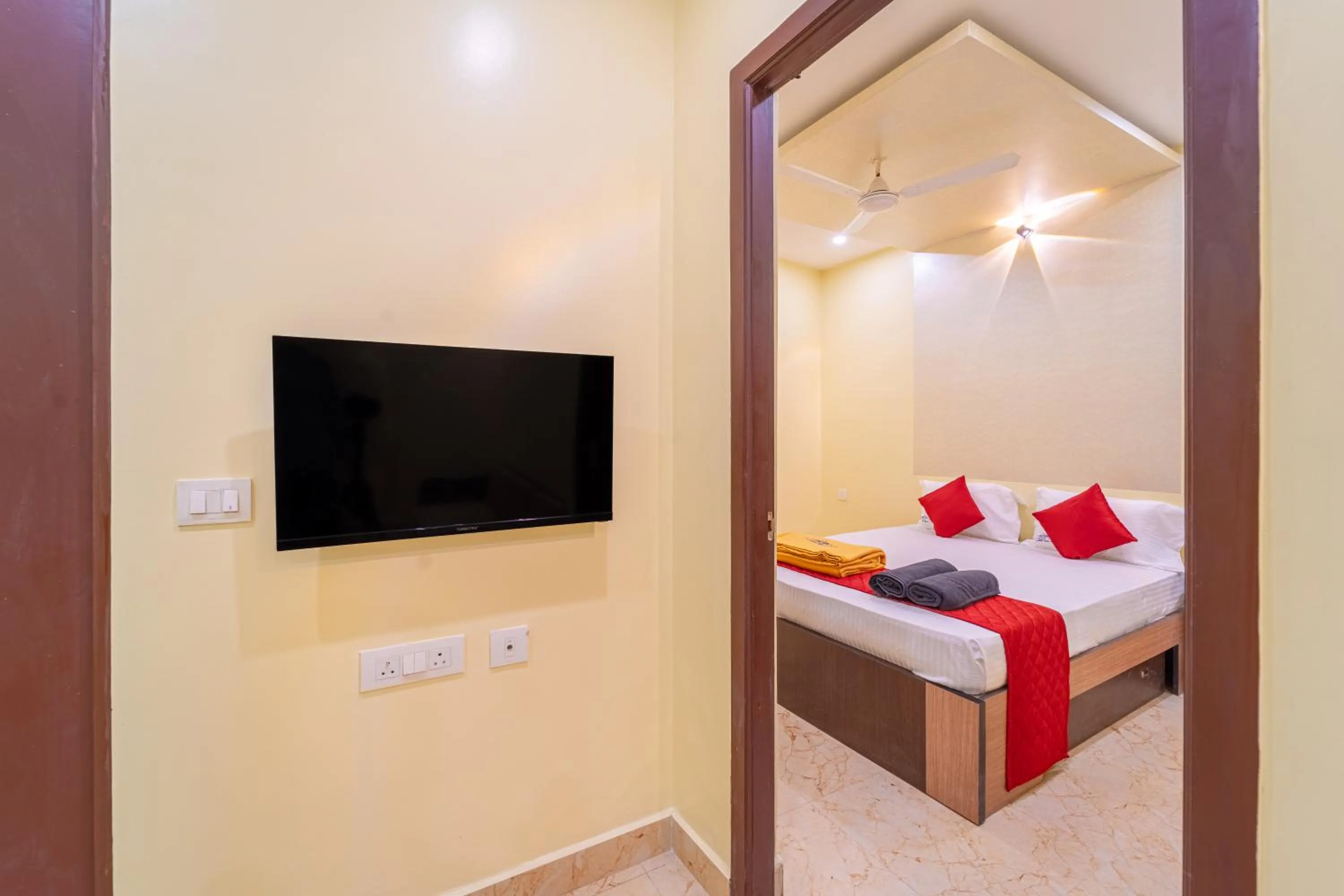 TV and multimedia in Shoreline Stays Near Rock Beach