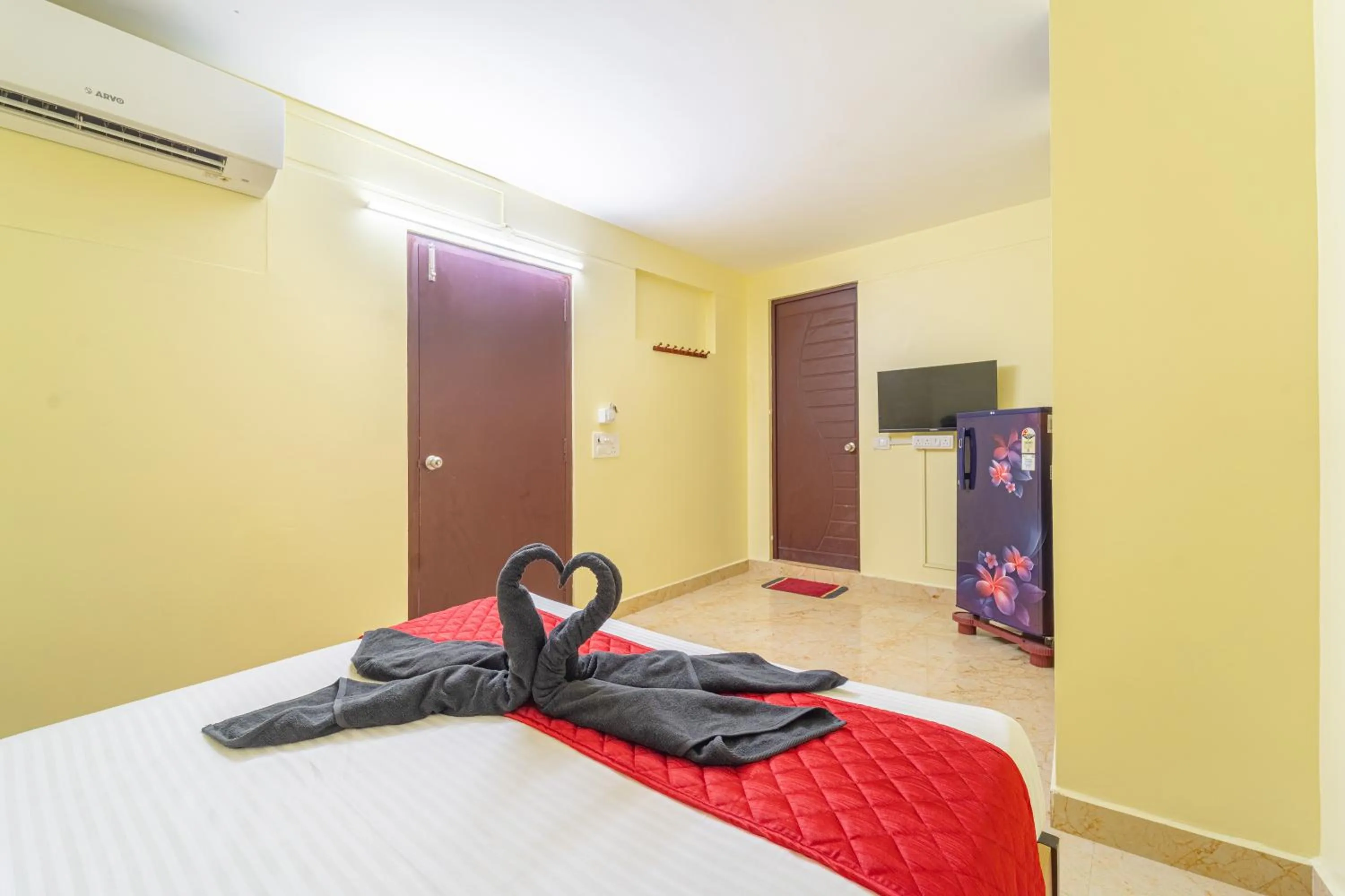 Bedroom in Shoreline Stays Near Rock Beach