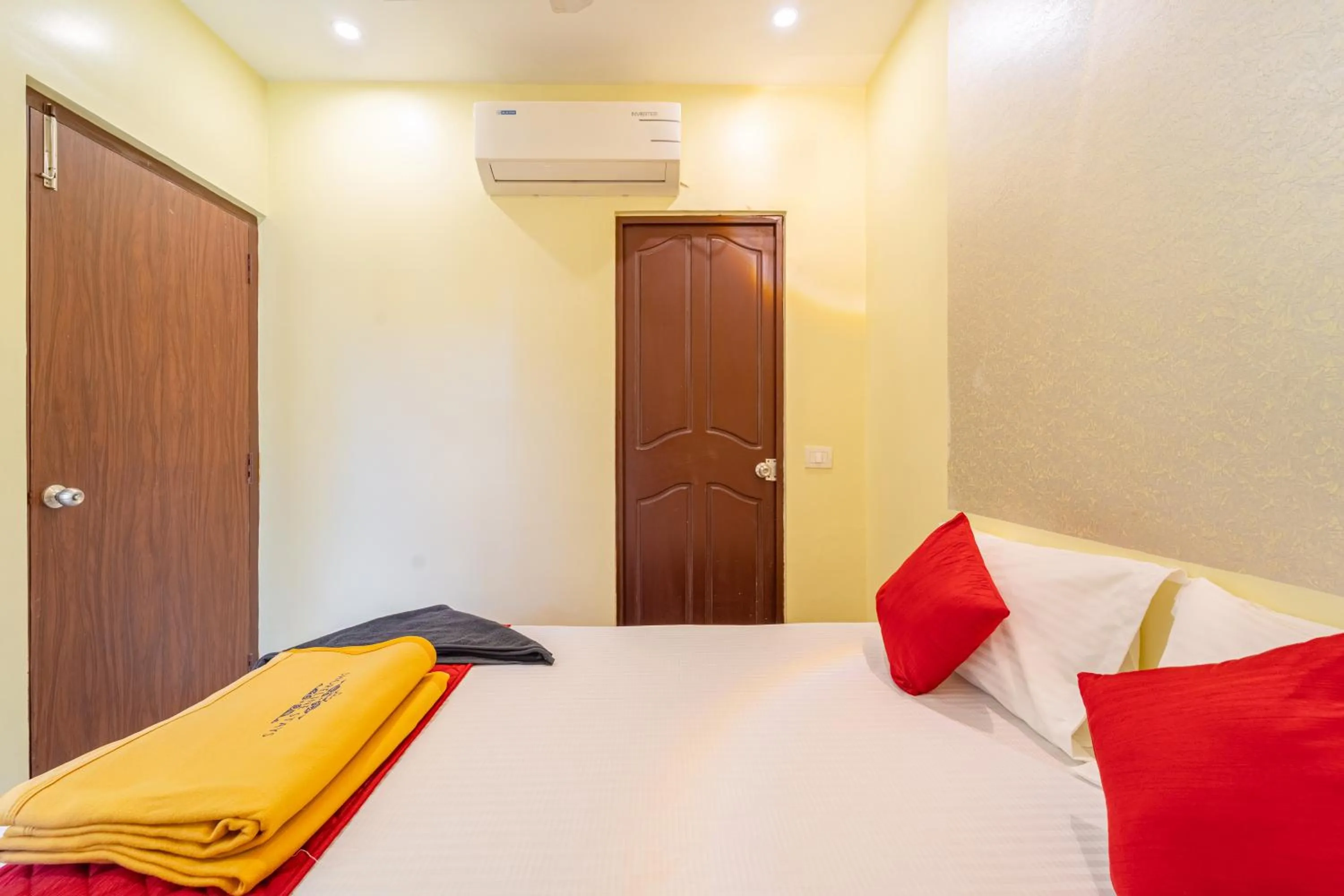 Bedroom in Shoreline Stays Near Rock Beach