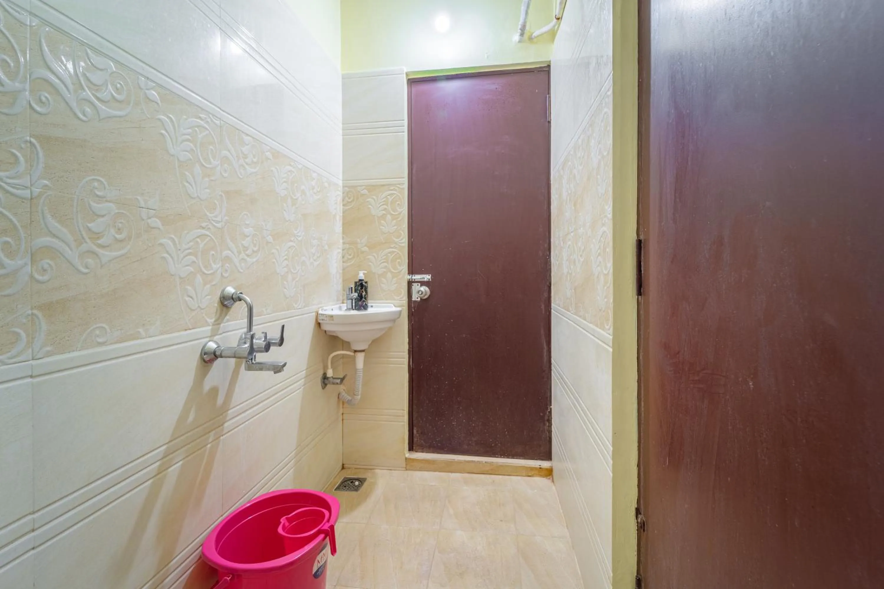 Bathroom in Shoreline Stays Near Rock Beach