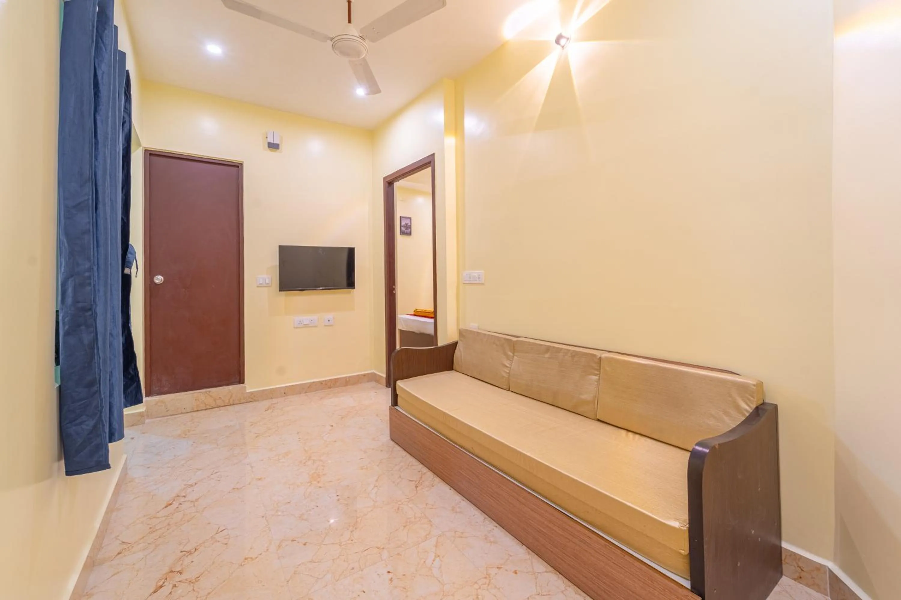 TV and multimedia in Shoreline Stays Near Rock Beach