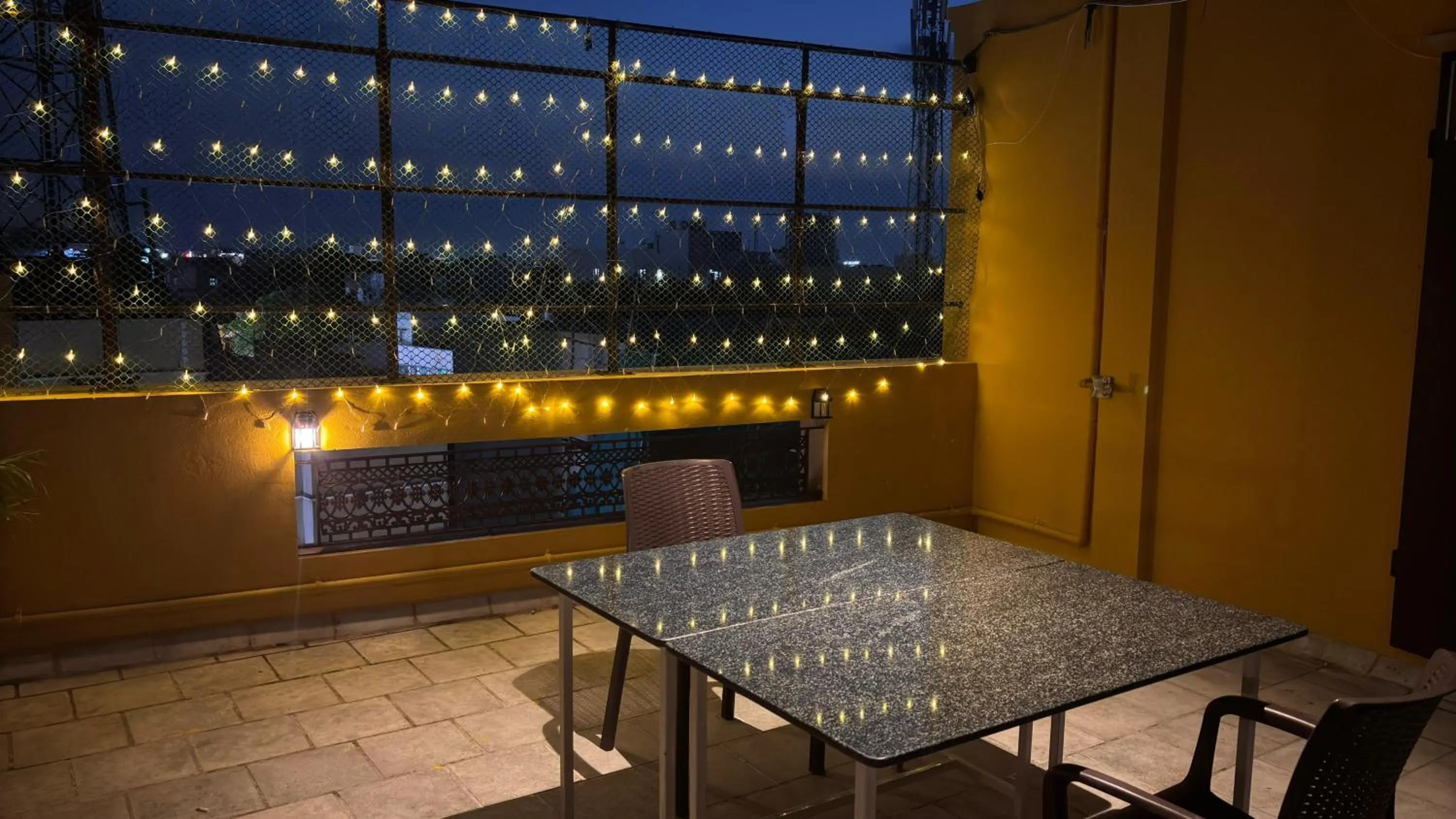 Balcony/Terrace in Shoreline Stays Near Rock Beach