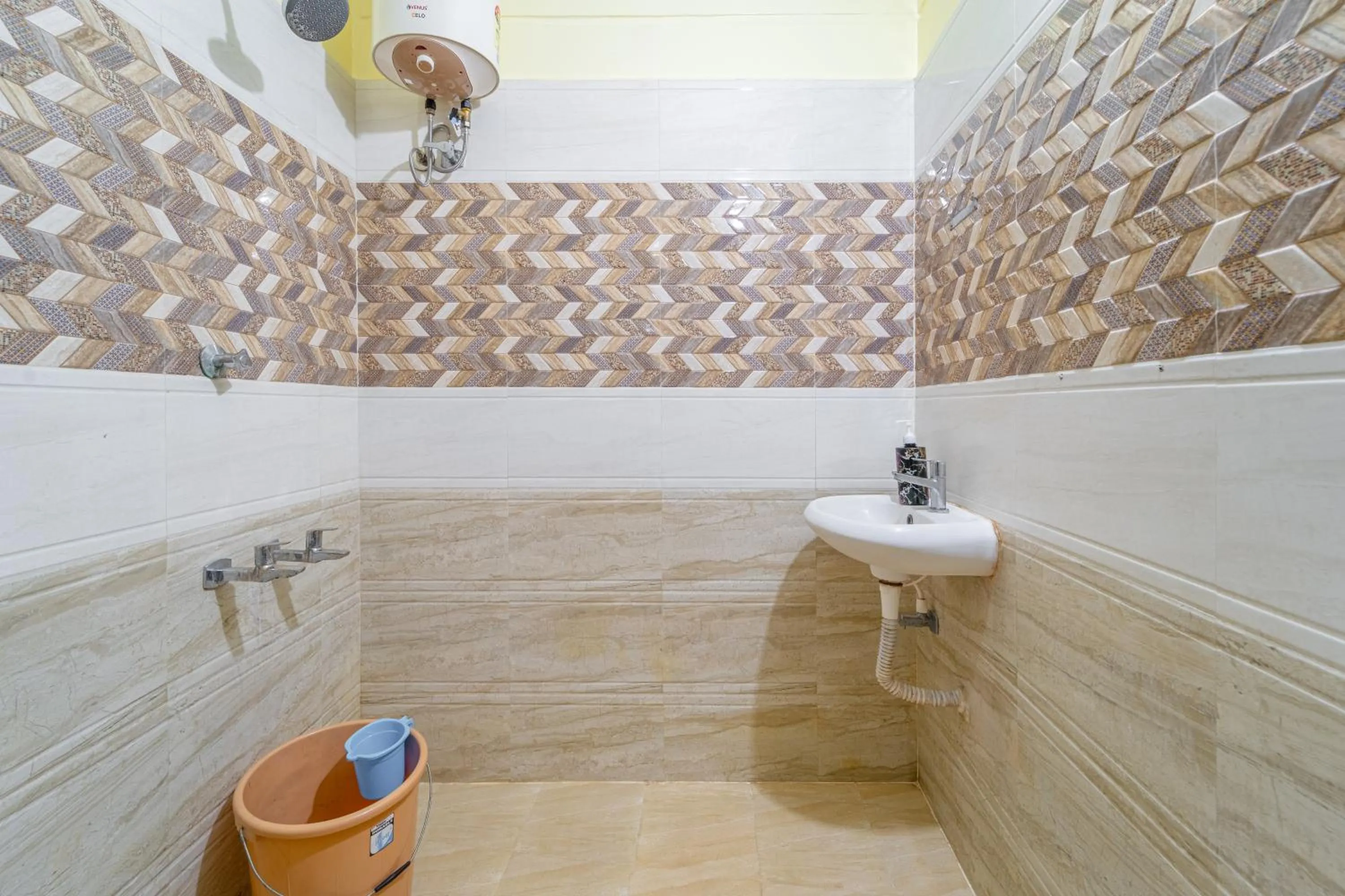 Shower in Shoreline Stays Near Rock Beach