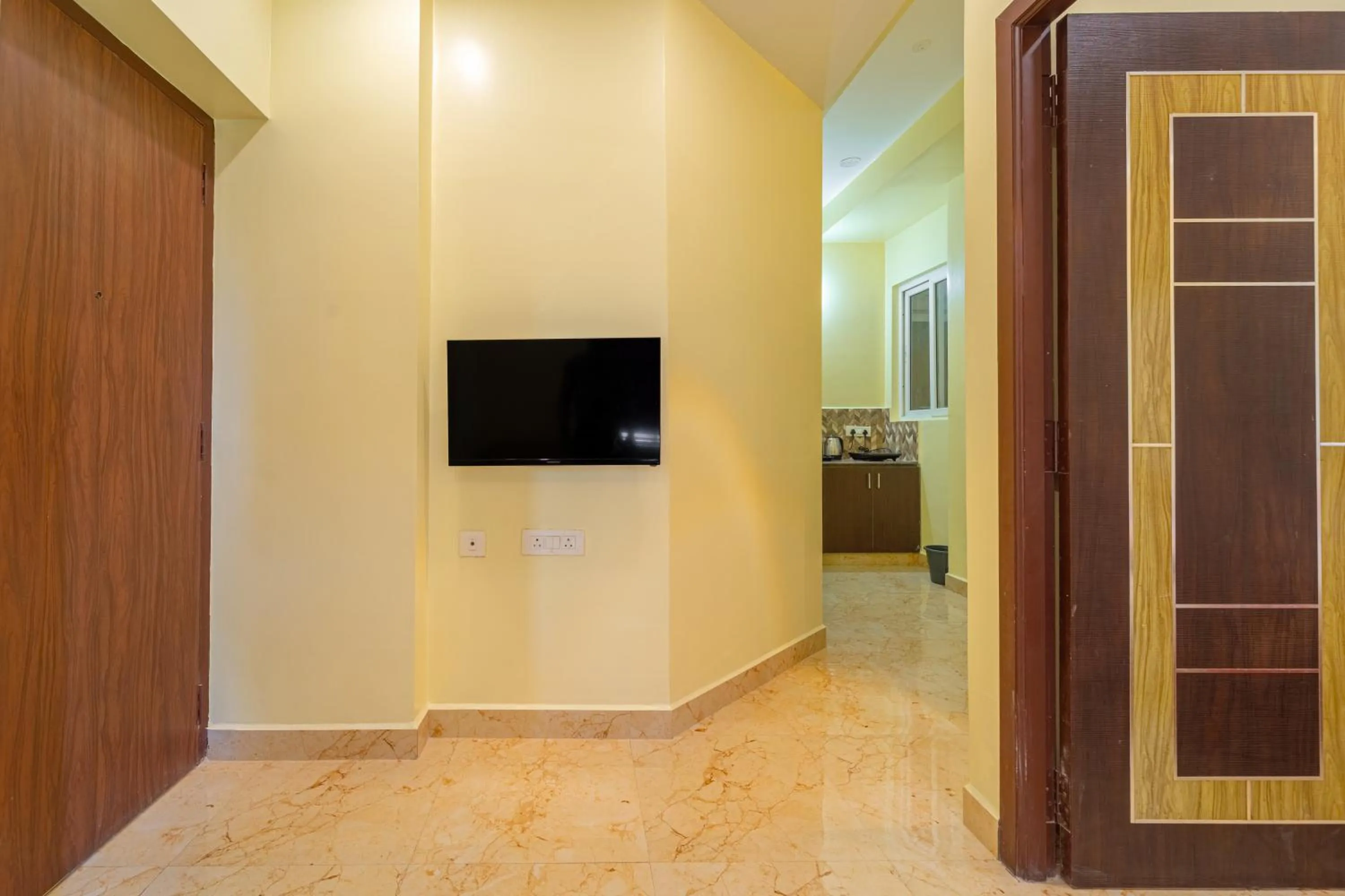 TV and multimedia in Shoreline Stays Near Rock Beach