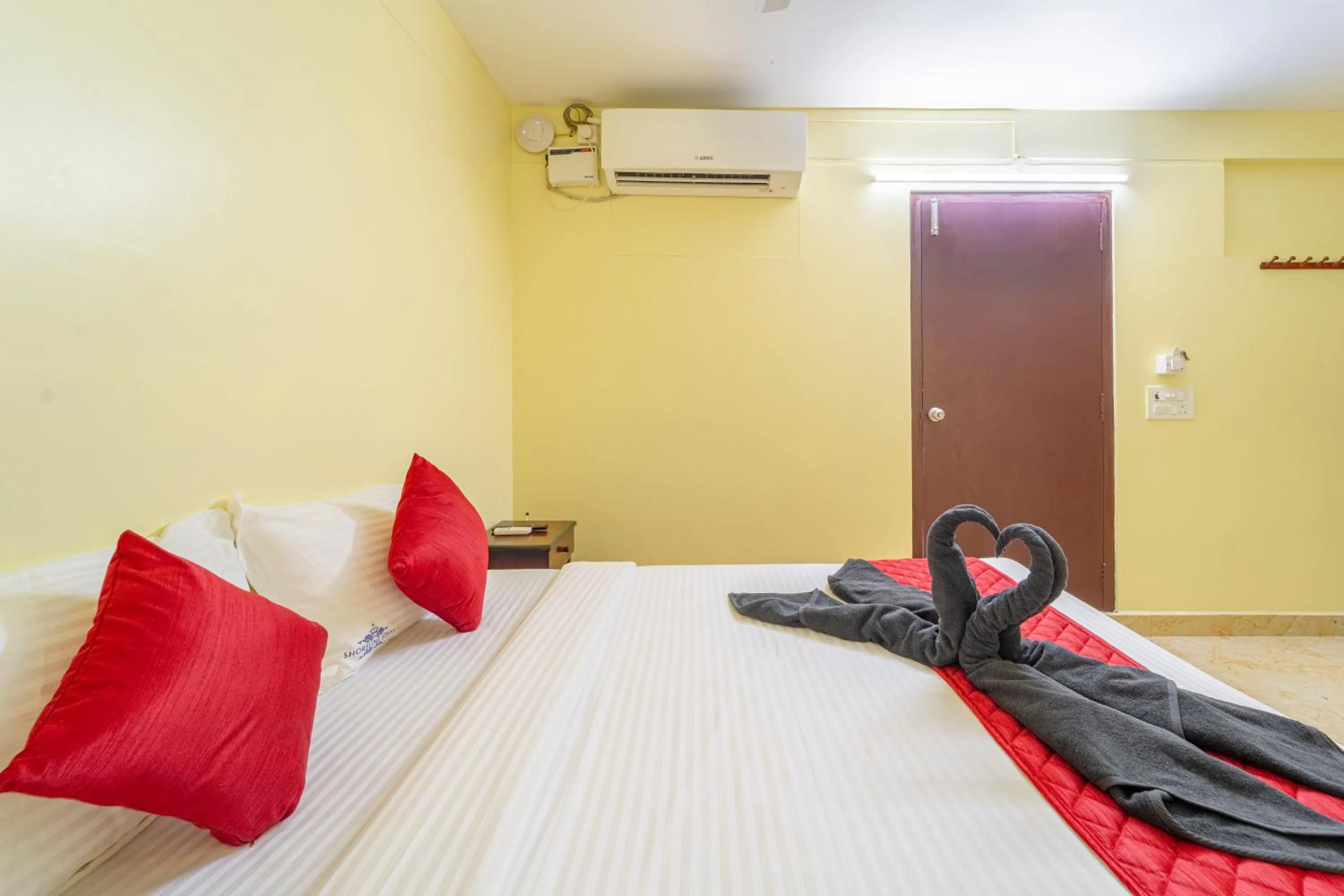 Bedroom in Shoreline Stays Near Rock Beach