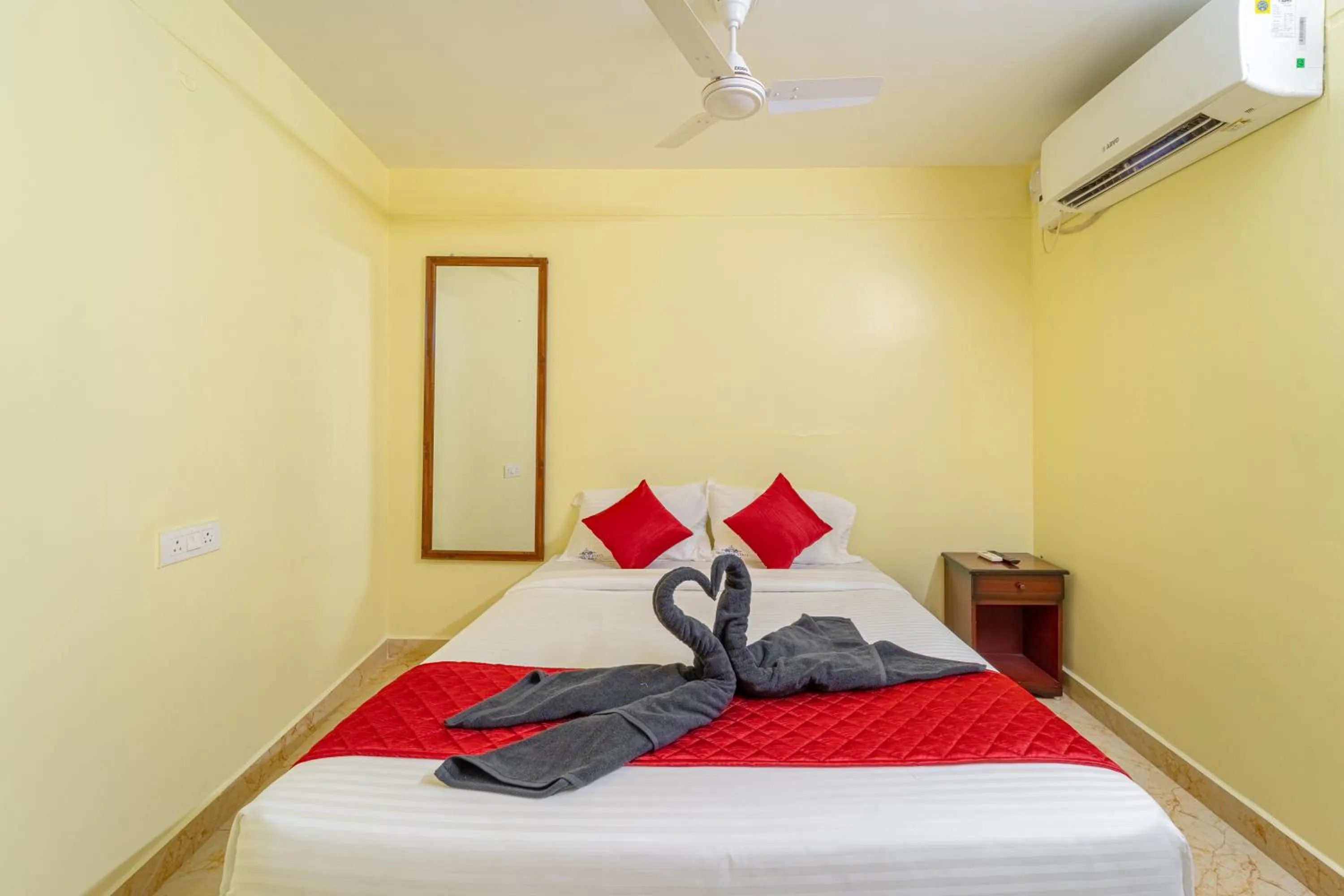 Bedroom in Shoreline Stays Near Rock Beach