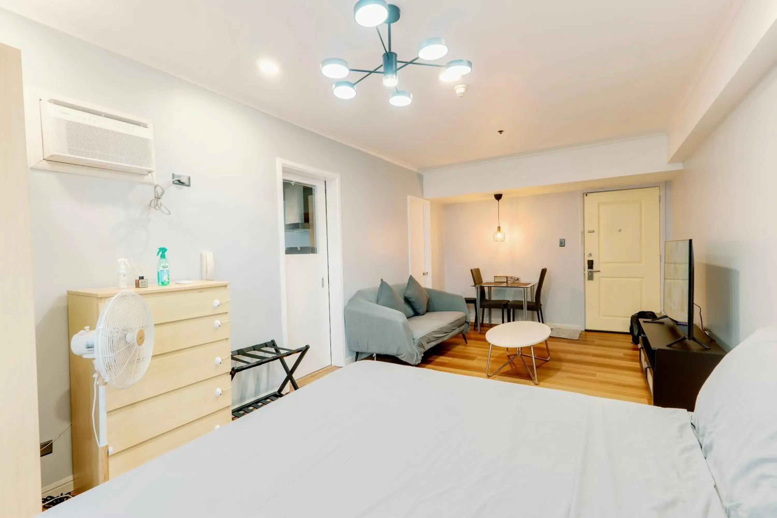 Cozy and Spacious Studio at SOMA BGC Near SM Aura and Bonifacio High Street Cozy and Spacious Studio at SOMA BGC Near SM Aura and Bonifacio High Street