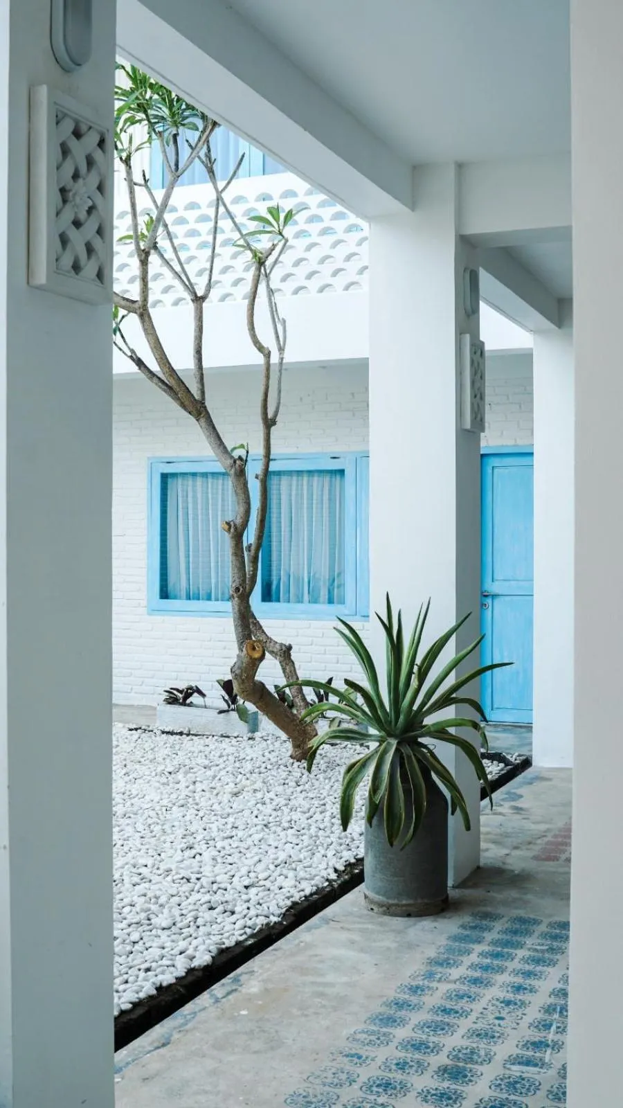 Garden view in Paras Paros Marina Lodge