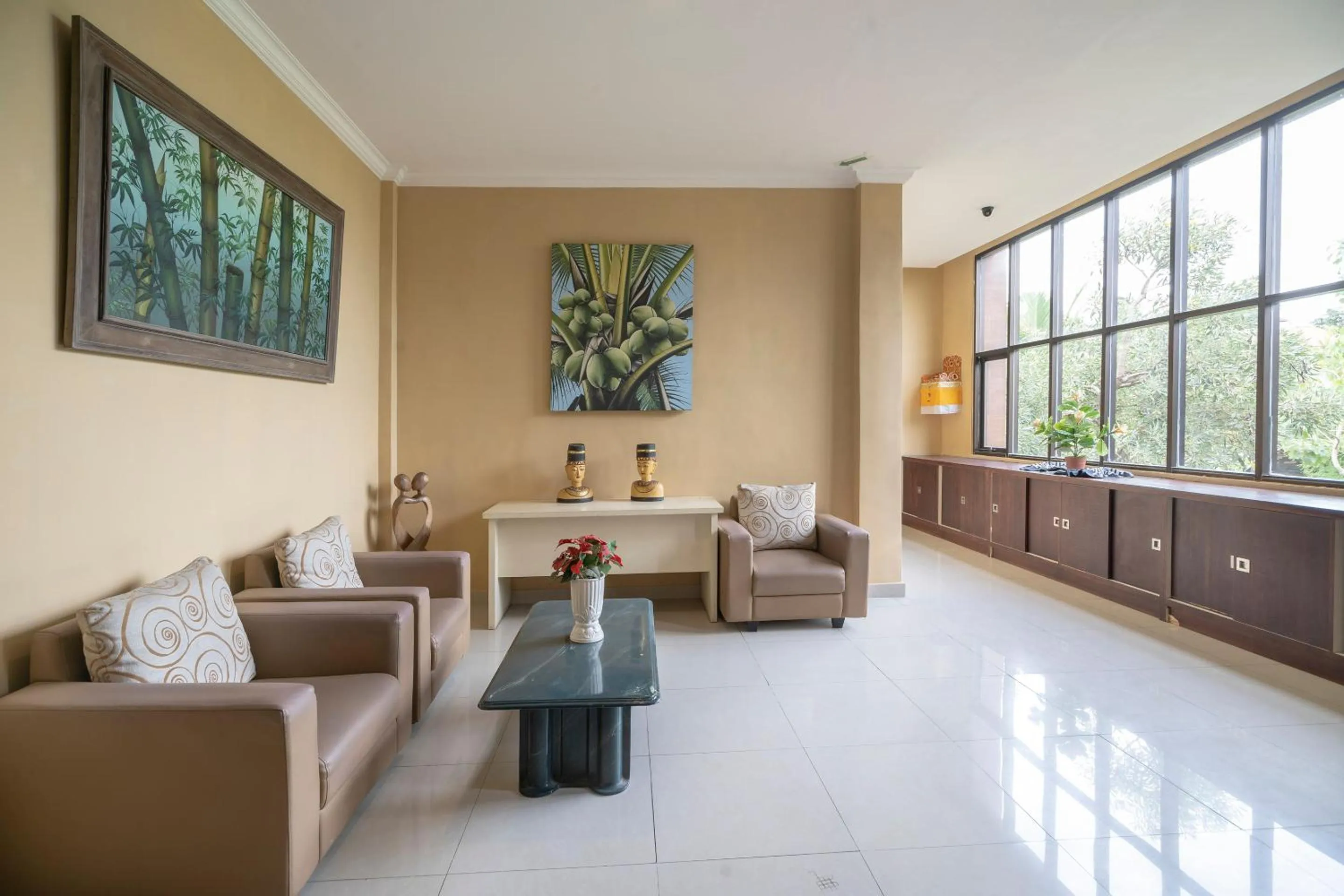 Communal lounge/ TV room in Dante Guesthouse