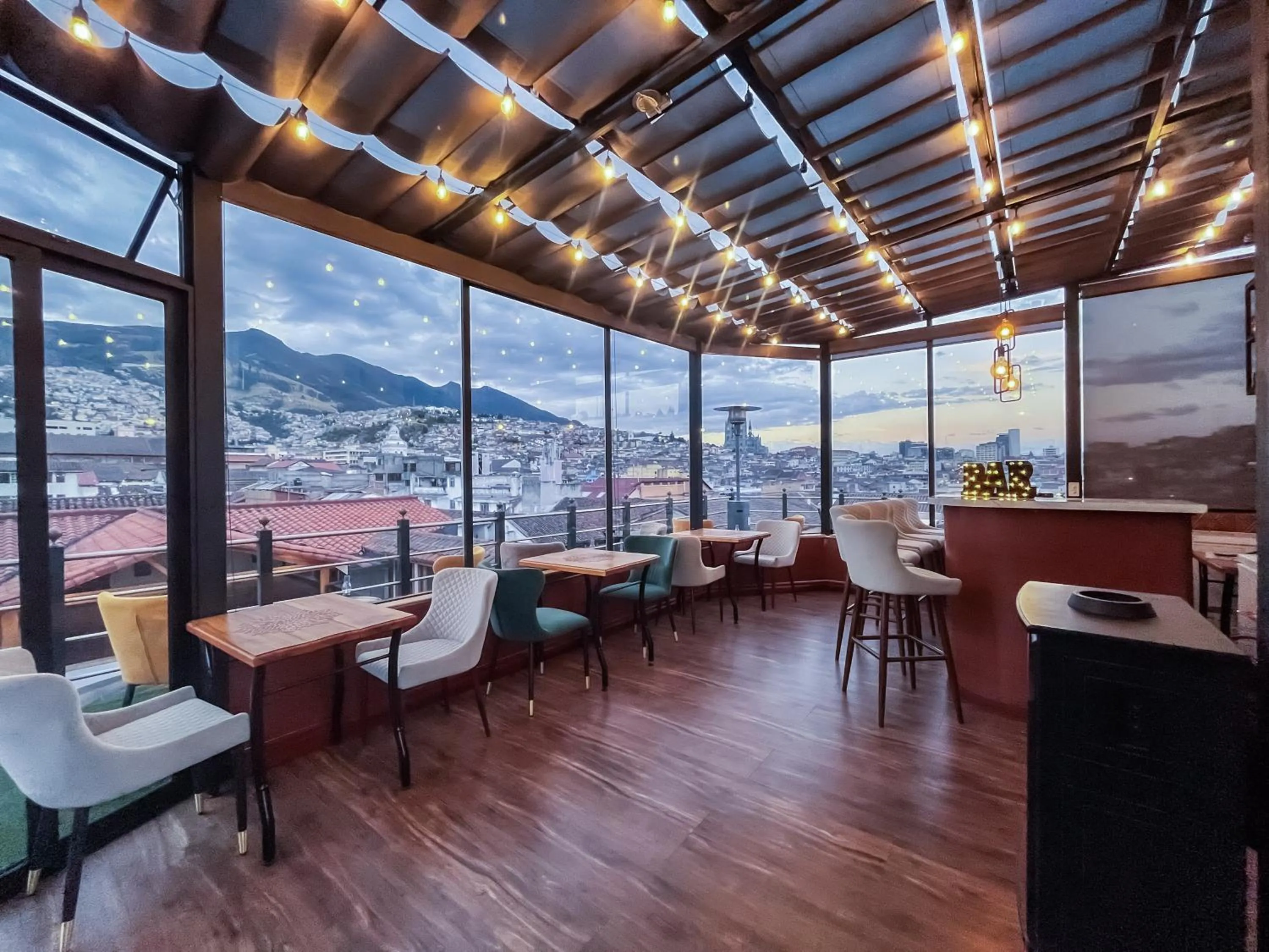 Restaurant/places to eat in Hotel & Rooftop King Experience by David