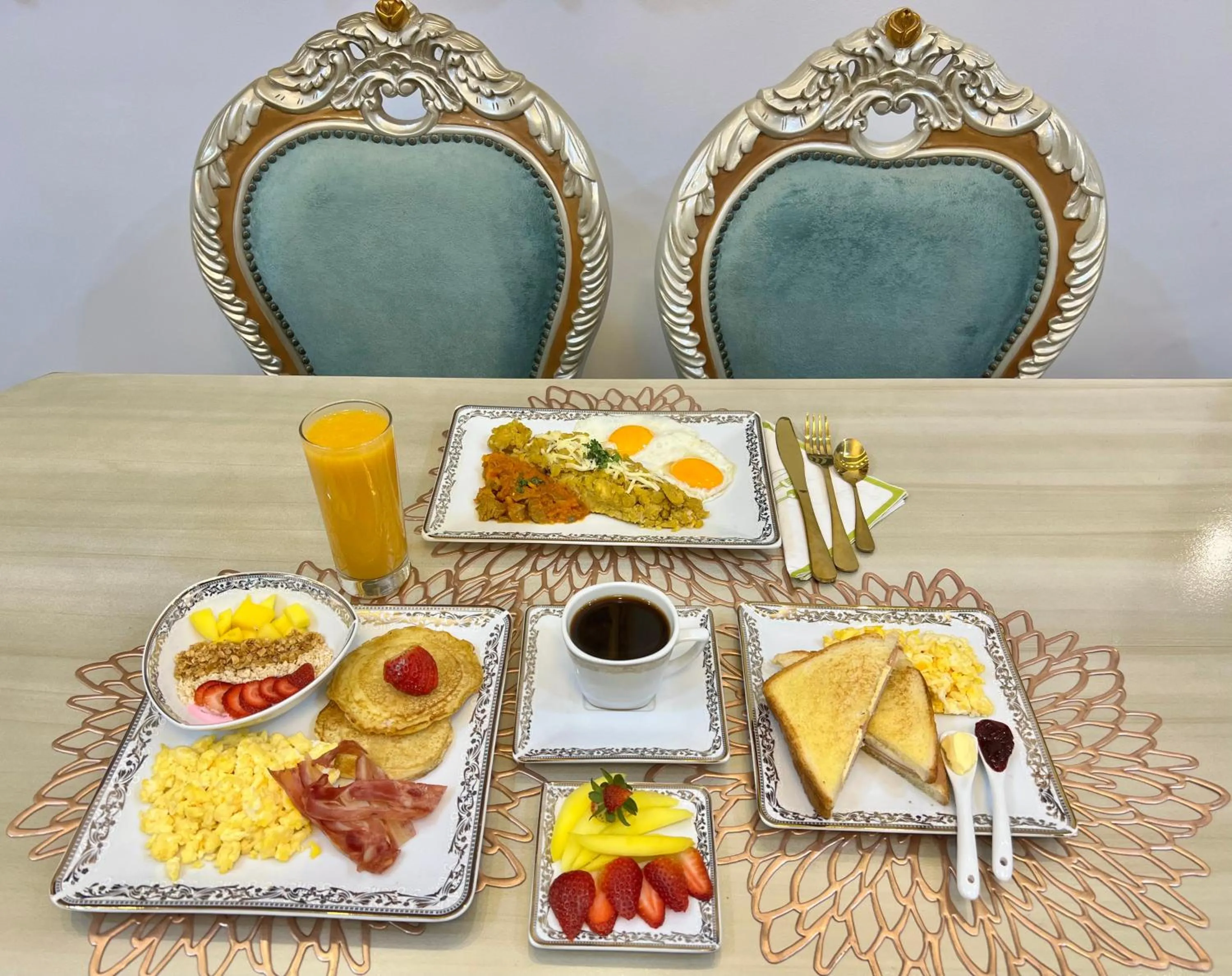 Breakfast in Hotel & Rooftop King Experience by David