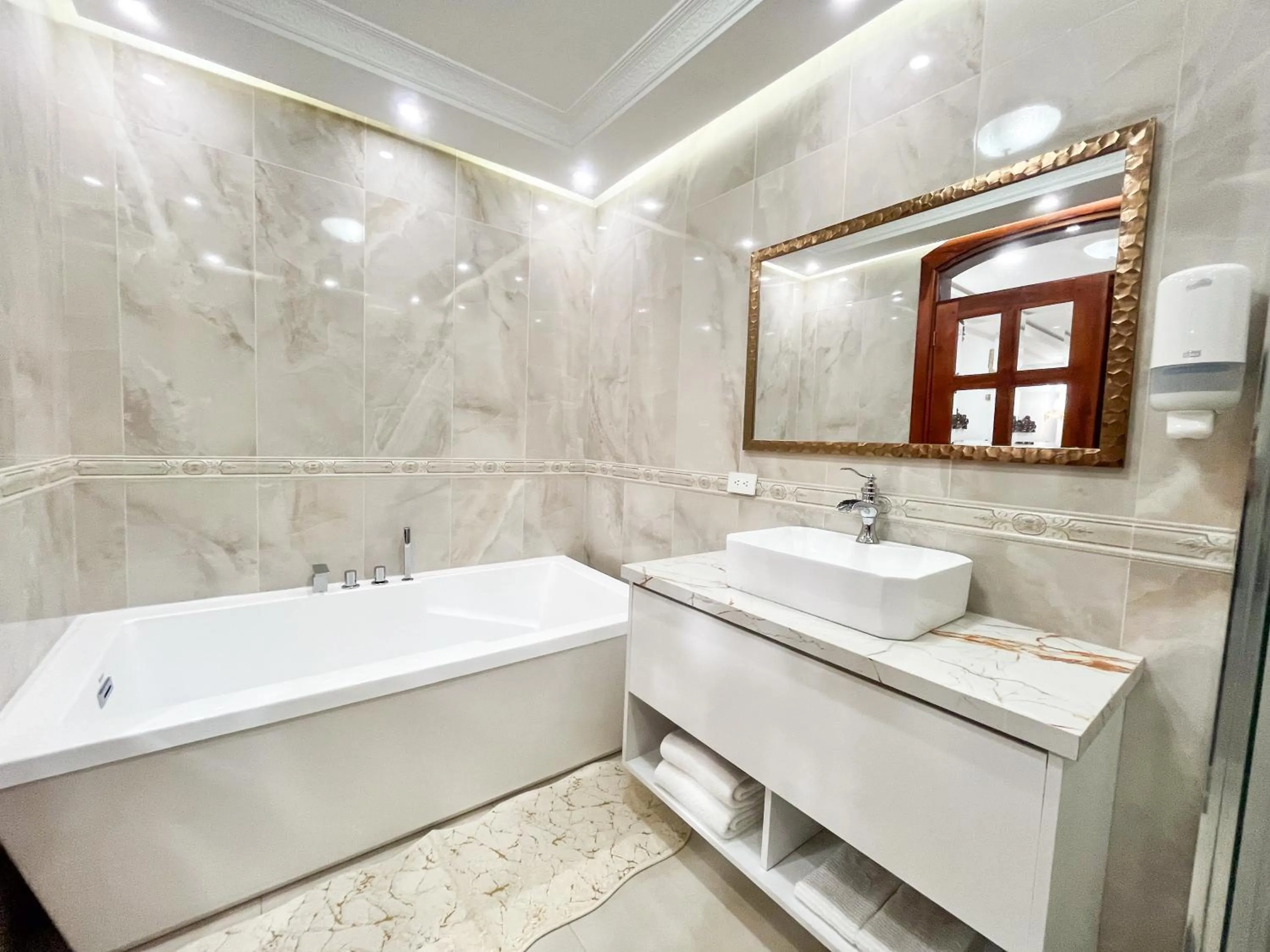 Shower in Hotel & Rooftop King Experience by David