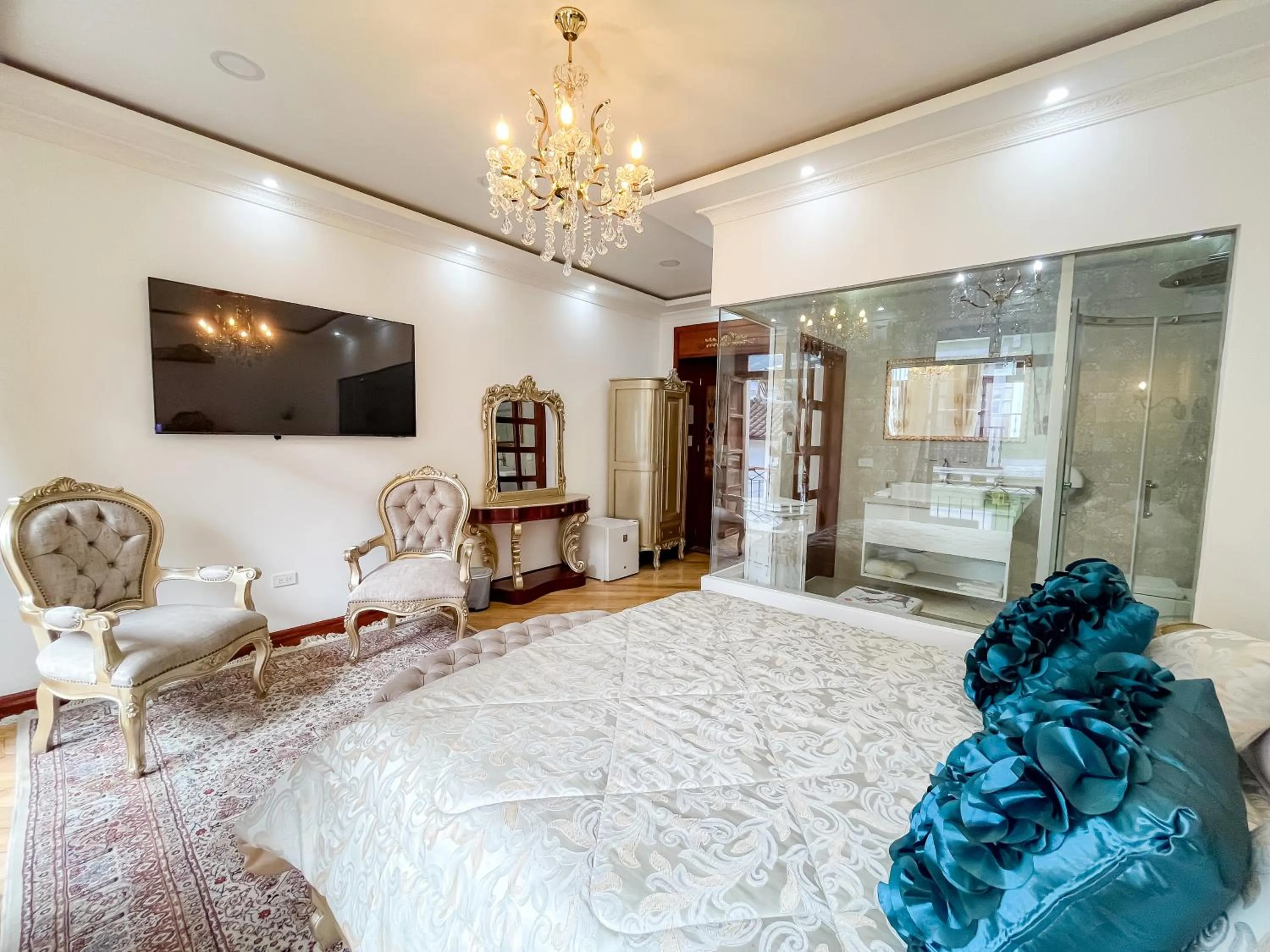 Bed in Hotel & Rooftop King Experience by David