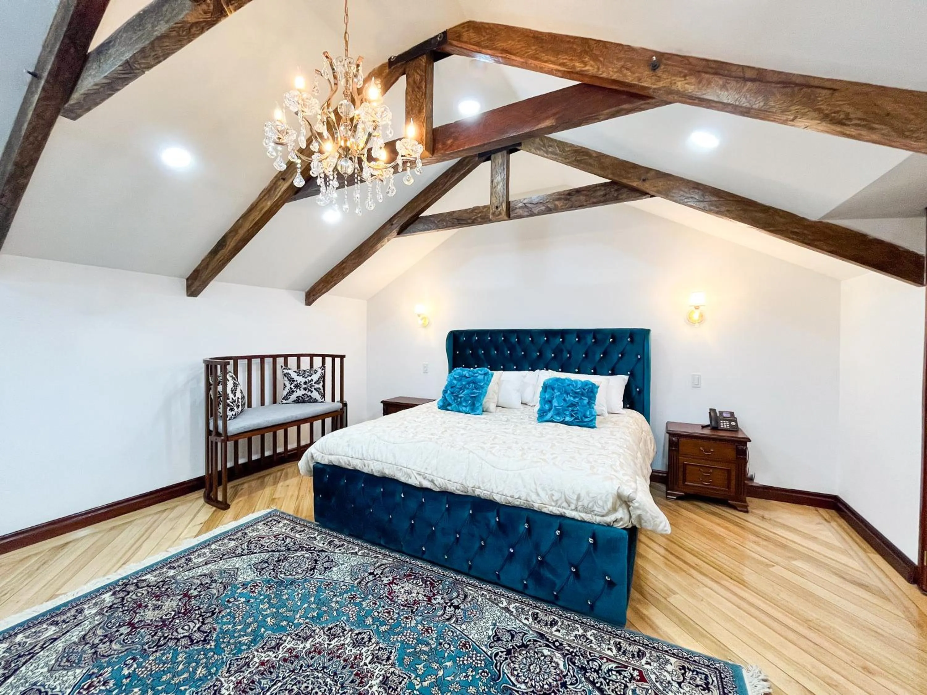 Bed in Hotel & Rooftop King Experience by David