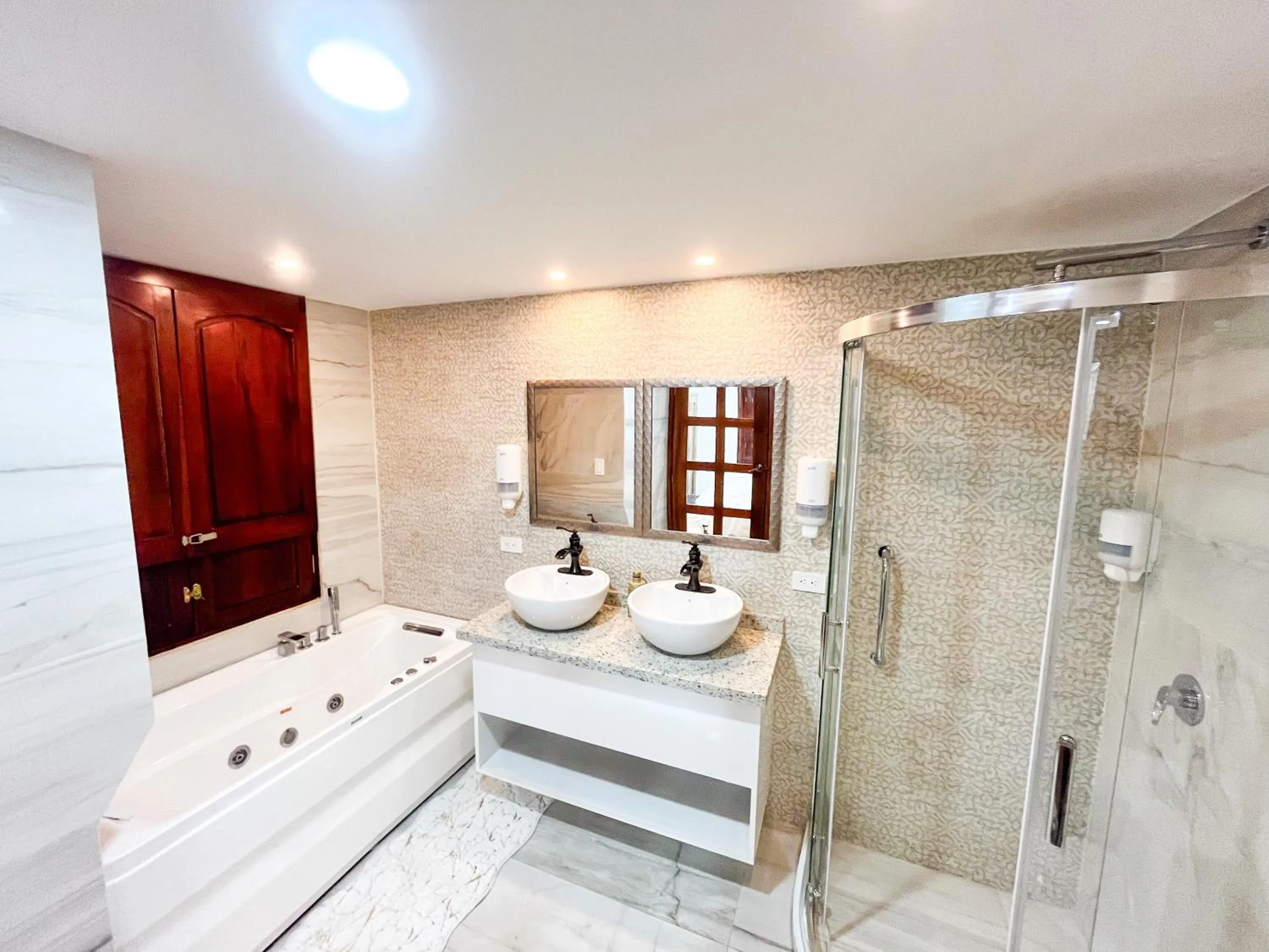 Toilet in Hotel & Rooftop King Experience by David