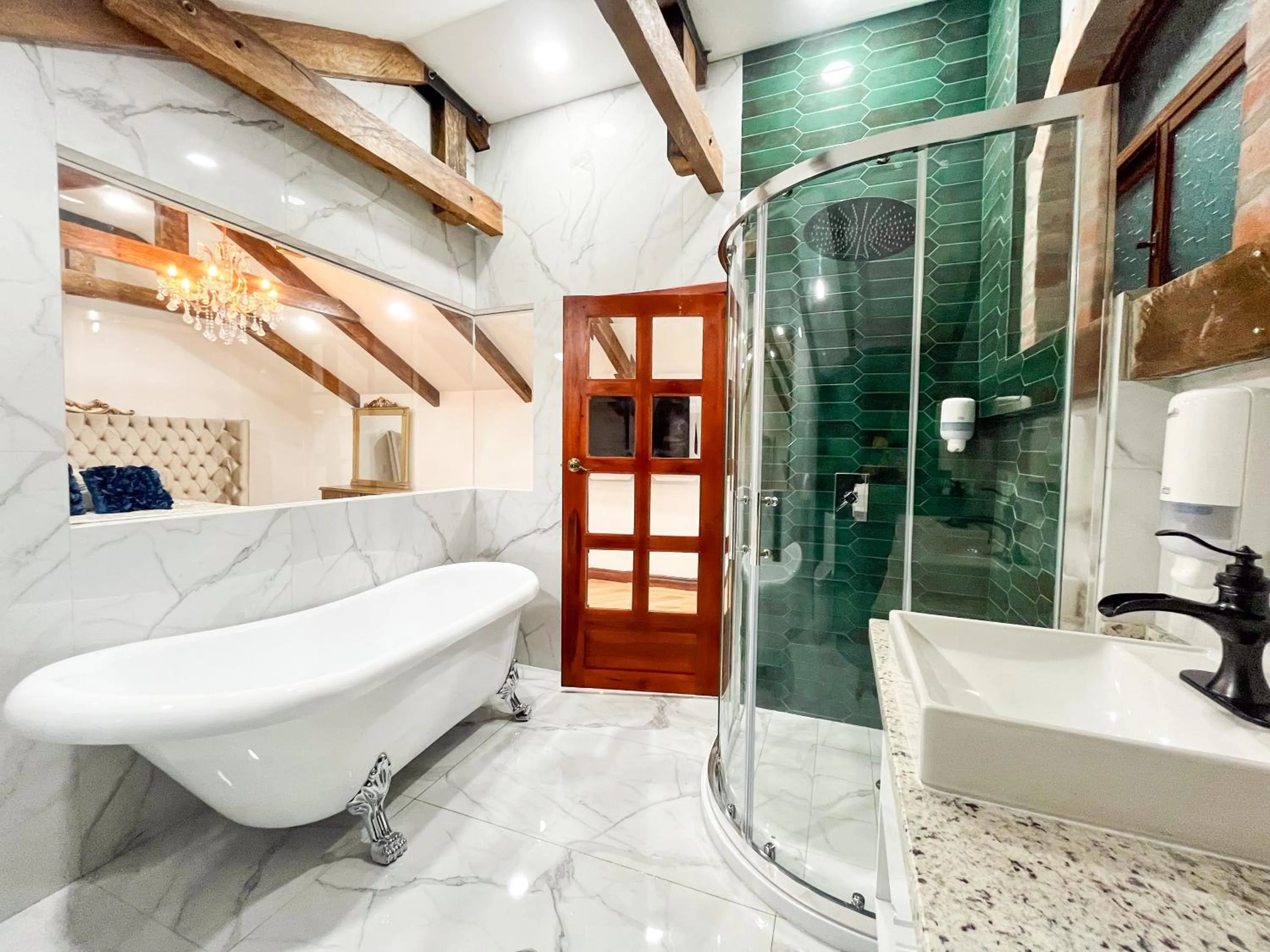 Shower in Hotel & Rooftop King Experience by David