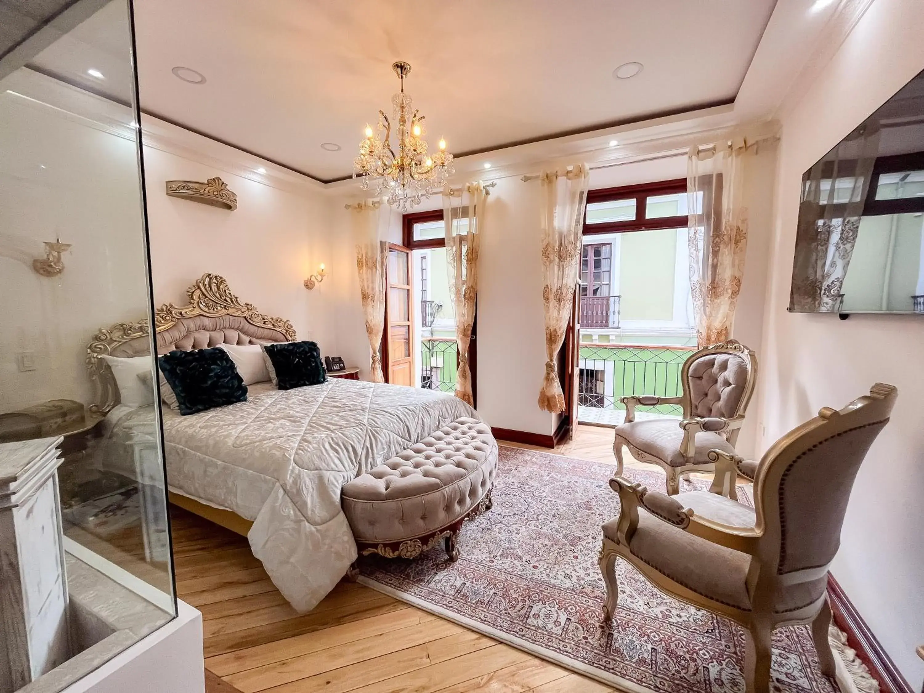 Suite with Balcony in Hotel & Rooftop King Experience by David Suite with Balcony in Hotel & Rooftop King Experience by David
