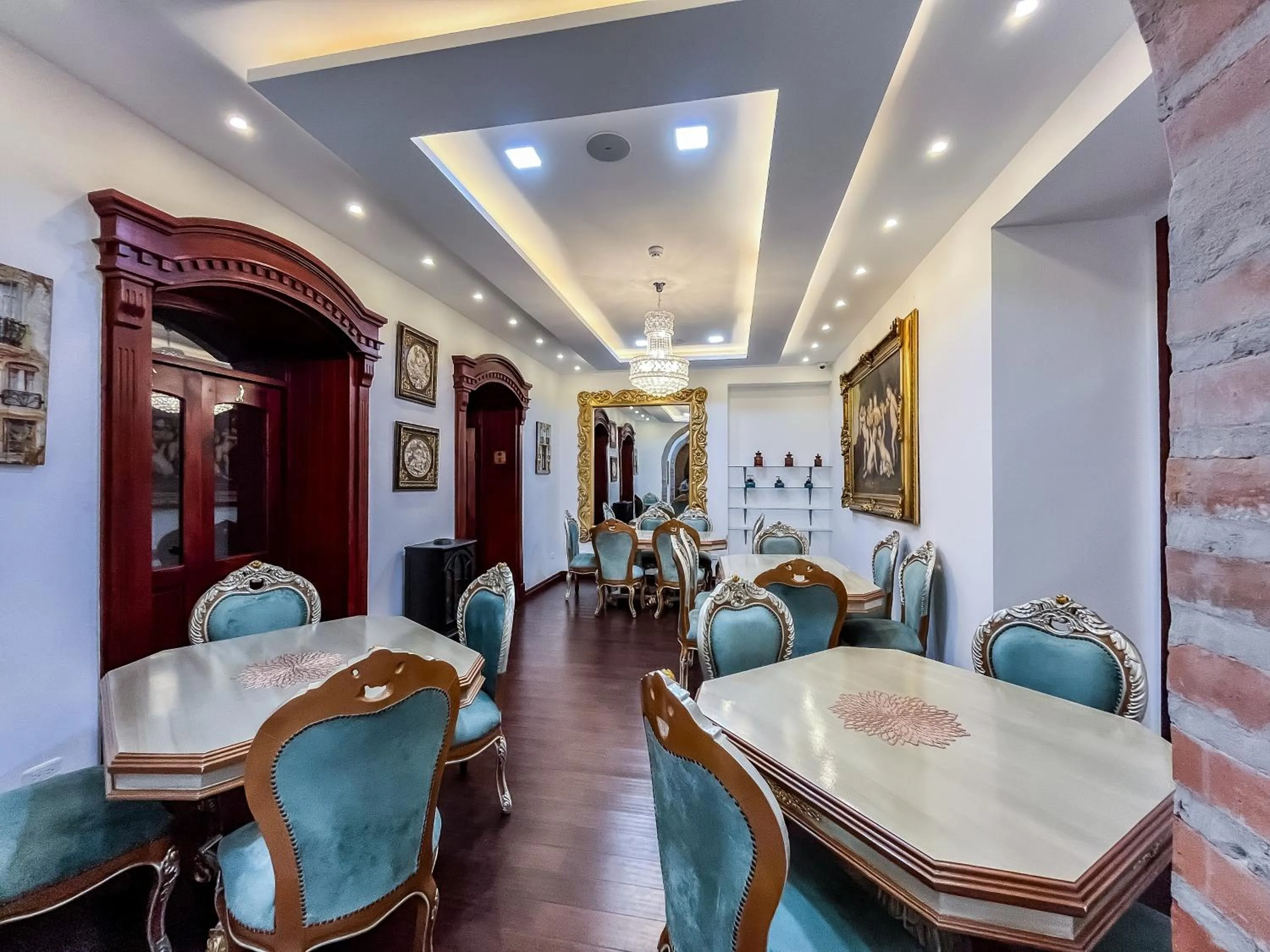 Restaurant/places to eat in Hotel & Rooftop King Experience by David