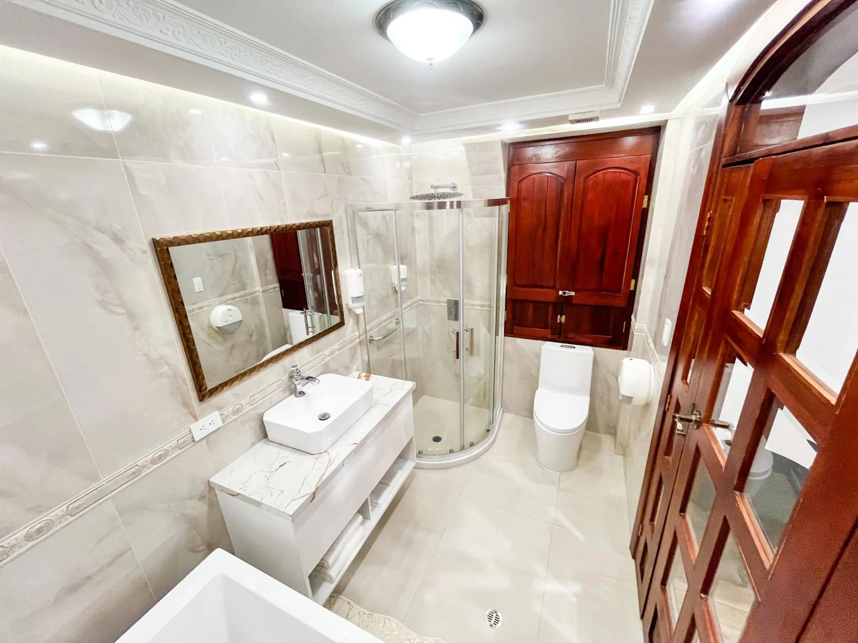 Shower in Hotel & Rooftop King Experience by David