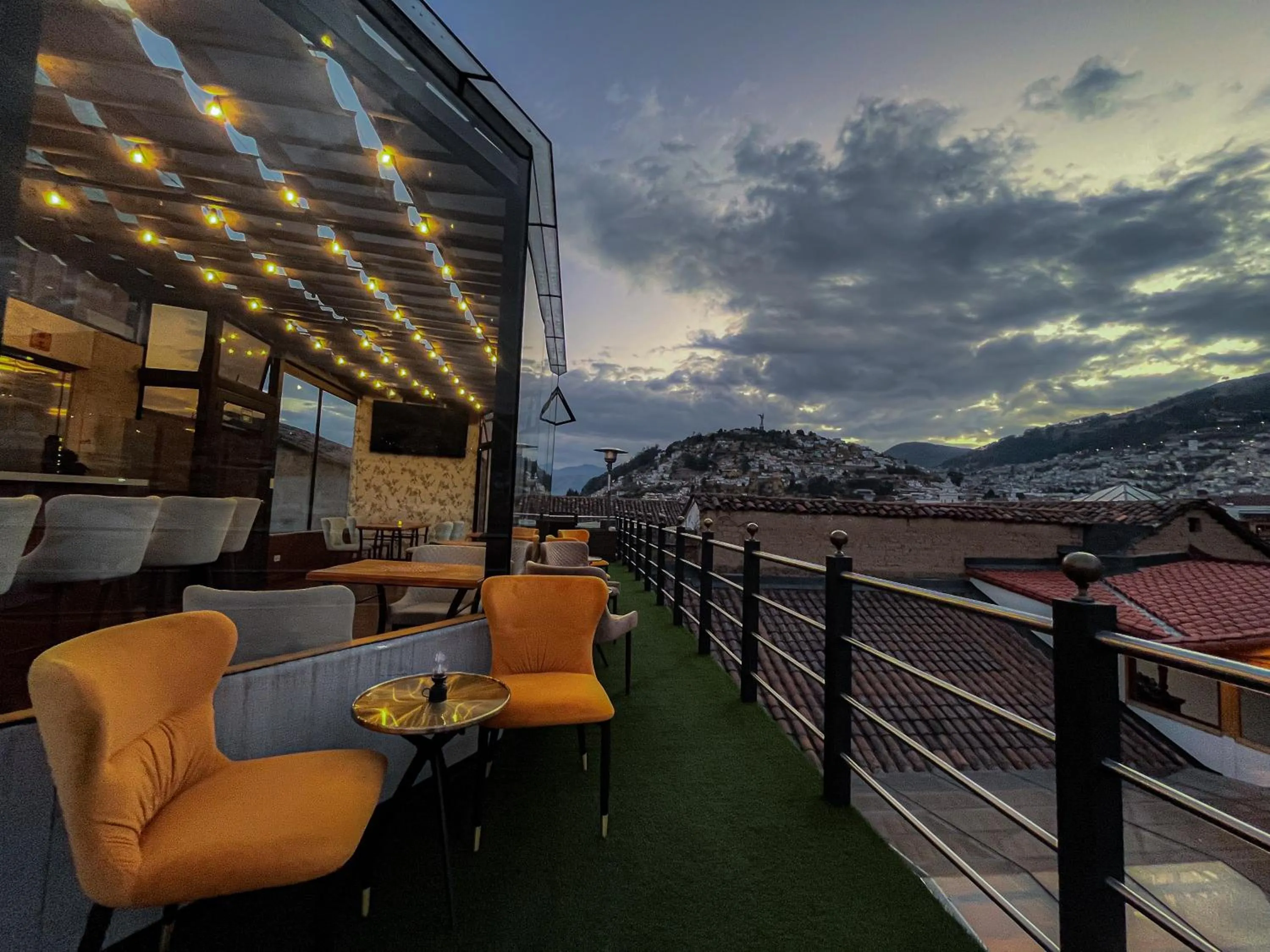 Restaurant/places to eat in Hotel & Rooftop King Experience by David