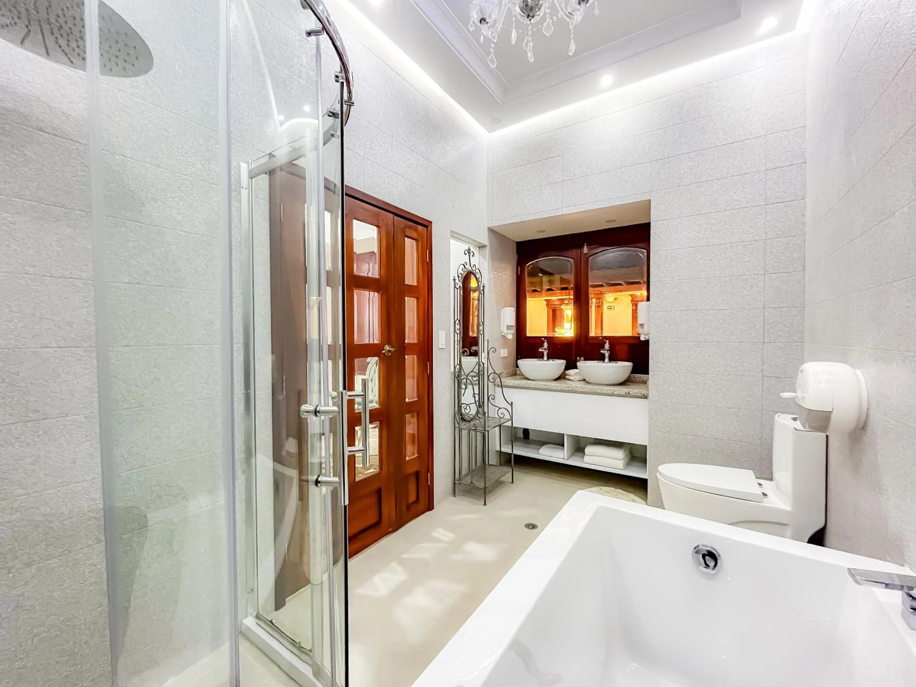 Shower in Hotel & Rooftop King Experience by David