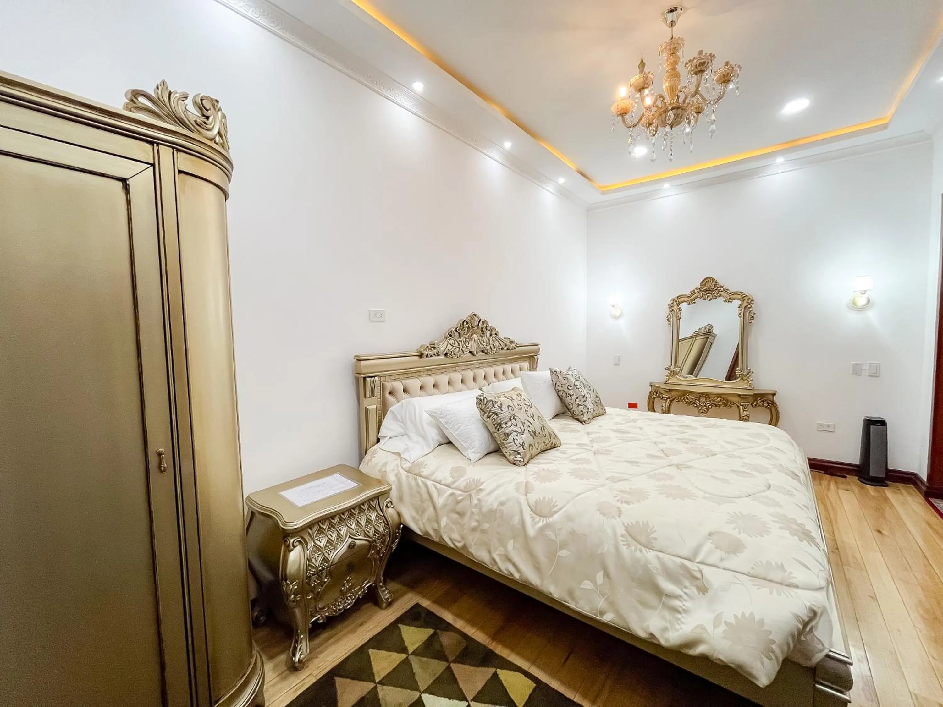 Bed in Hotel & Rooftop King Experience by David