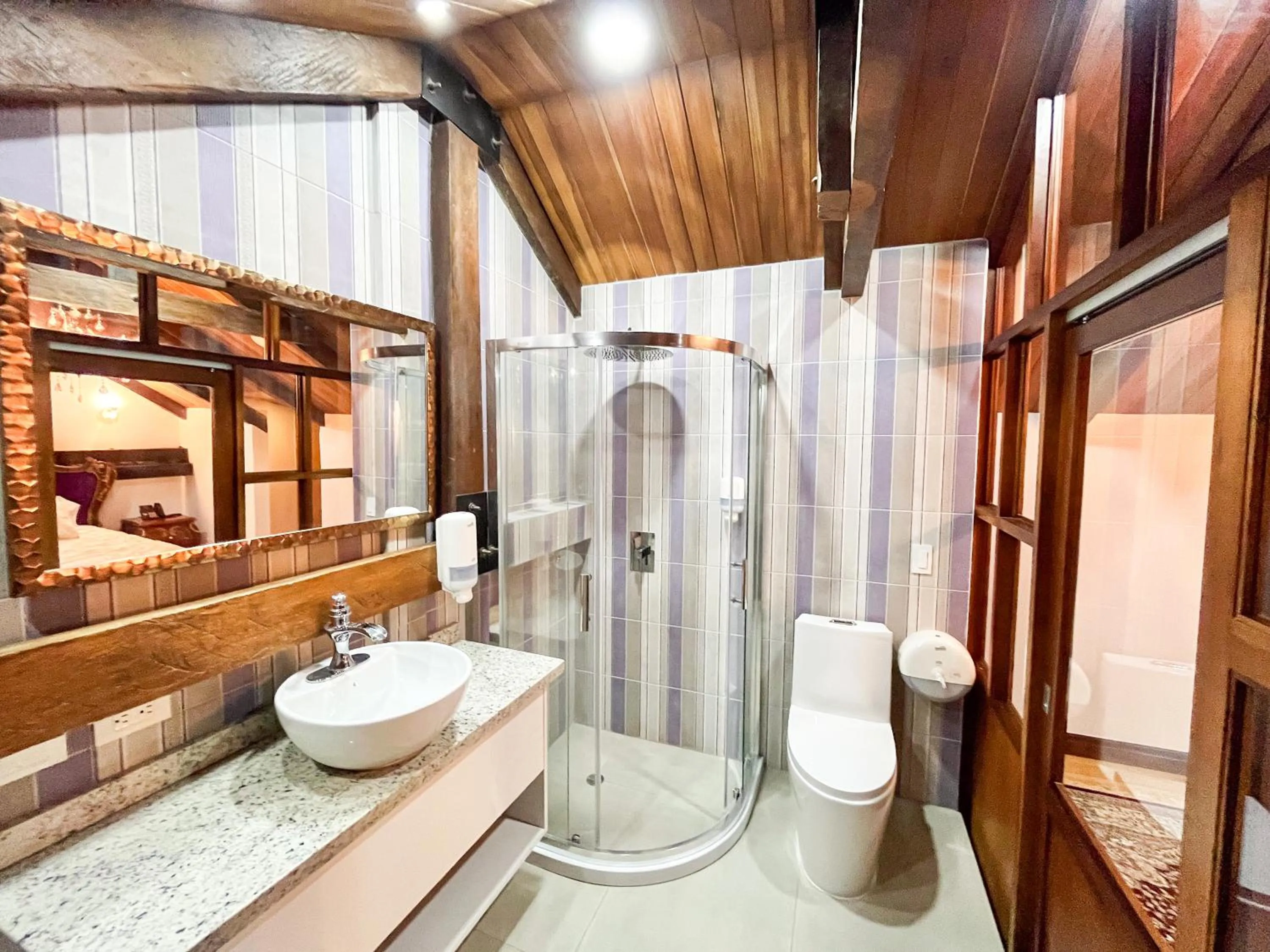 Shower in Hotel & Rooftop King Experience by David