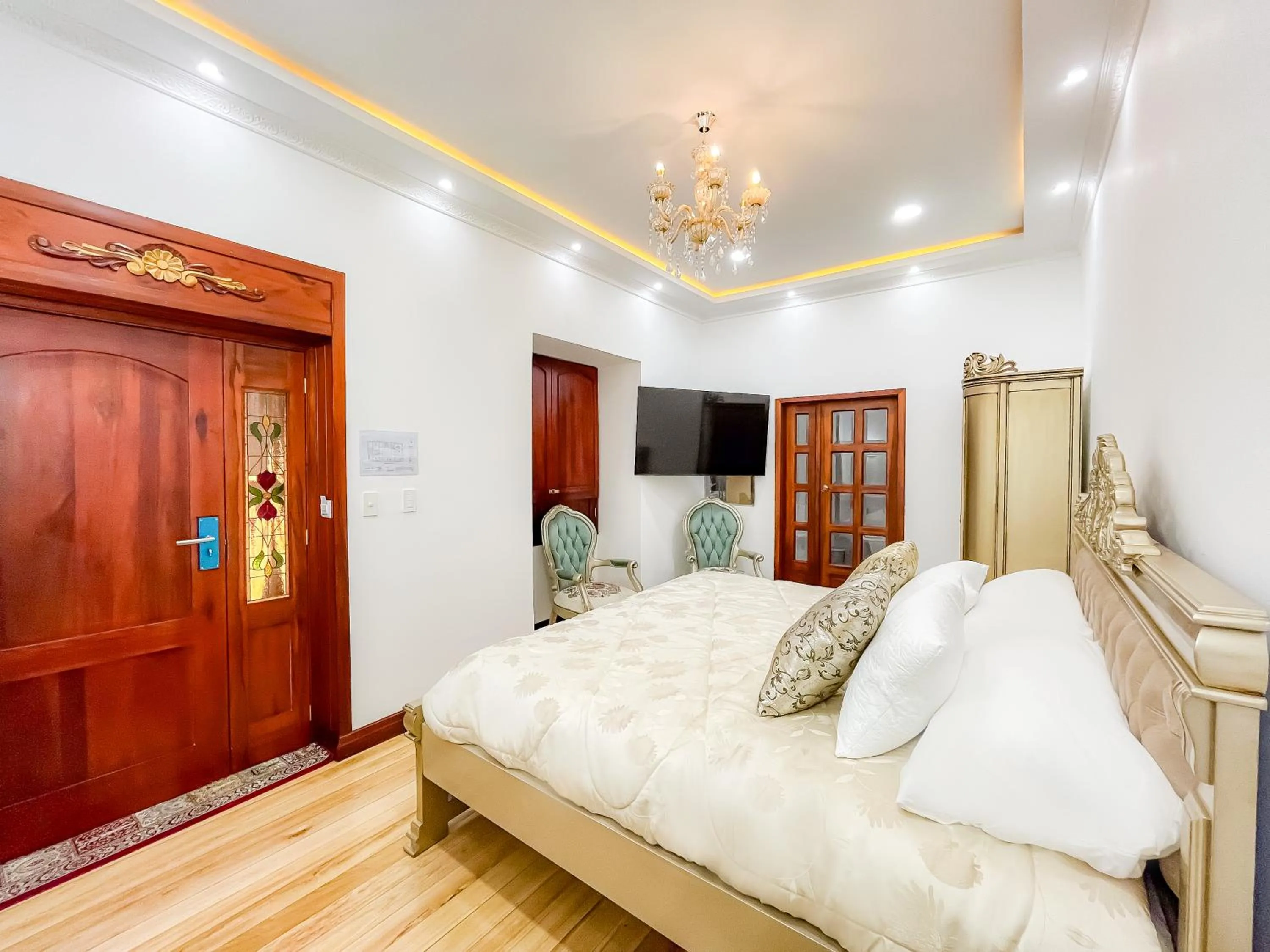 Bed in Hotel & Rooftop King Experience by David