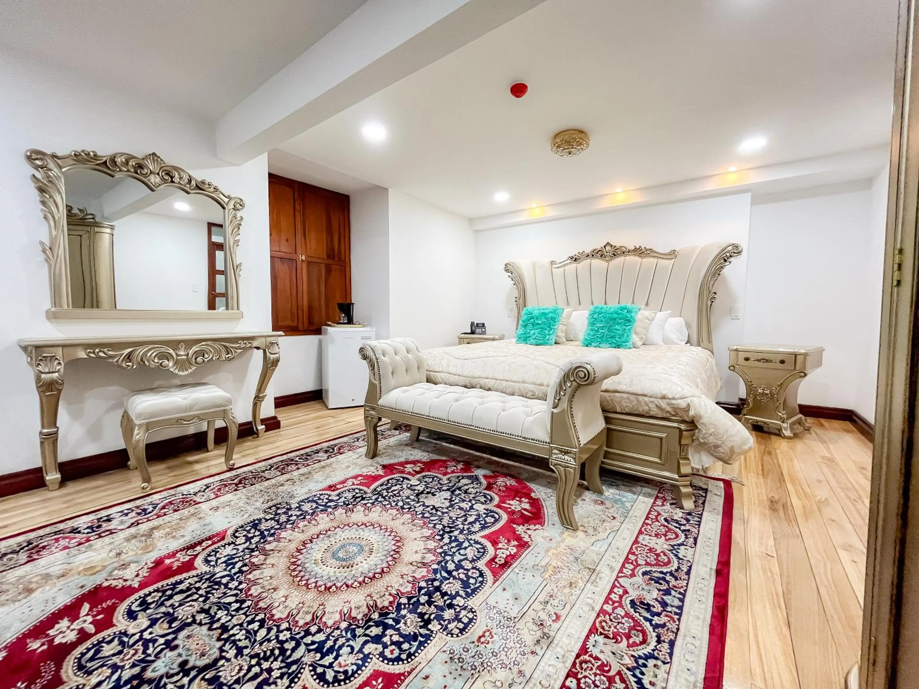 Bed in Hotel & Rooftop King Experience by David