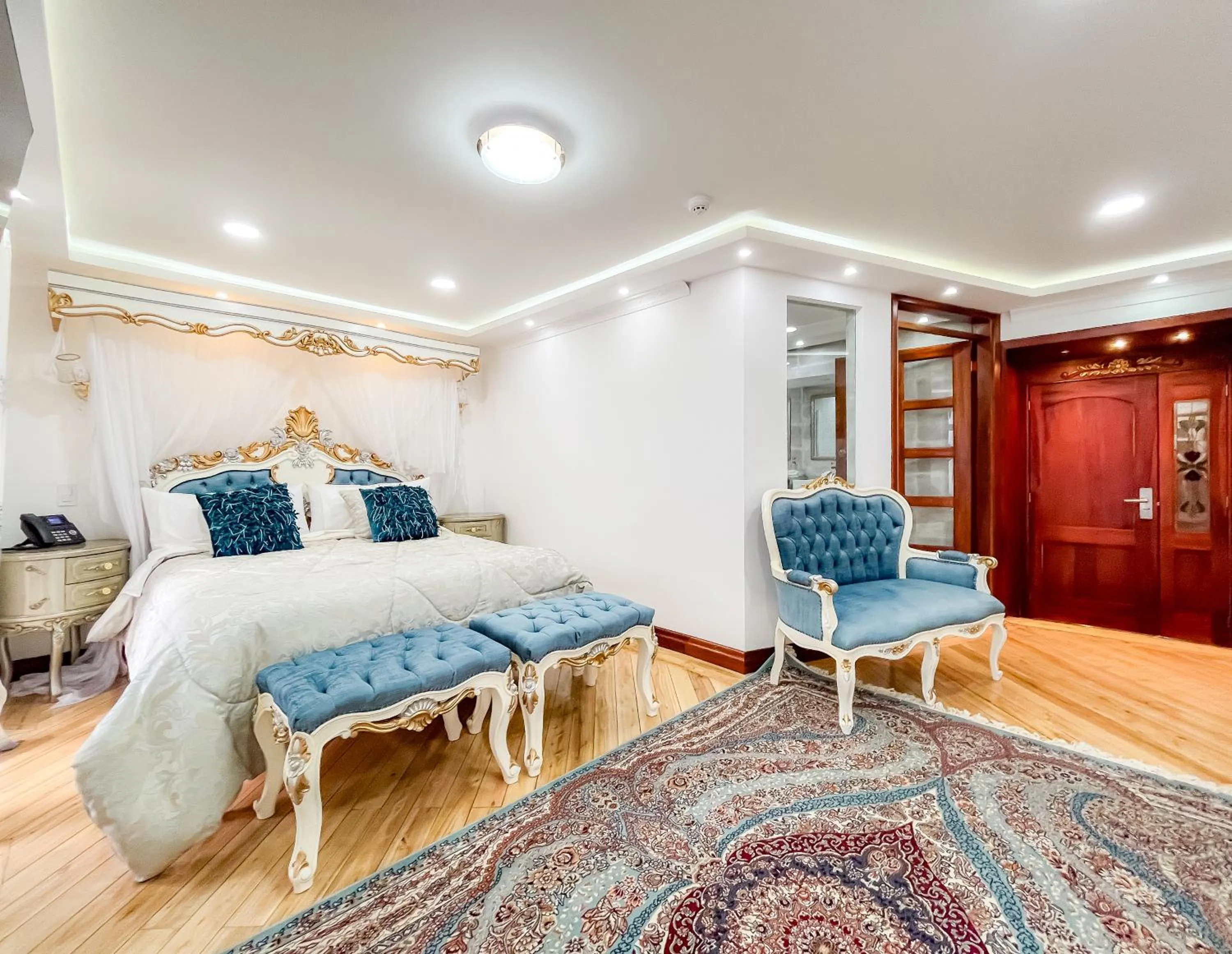 Bed in Hotel & Rooftop King Experience by David