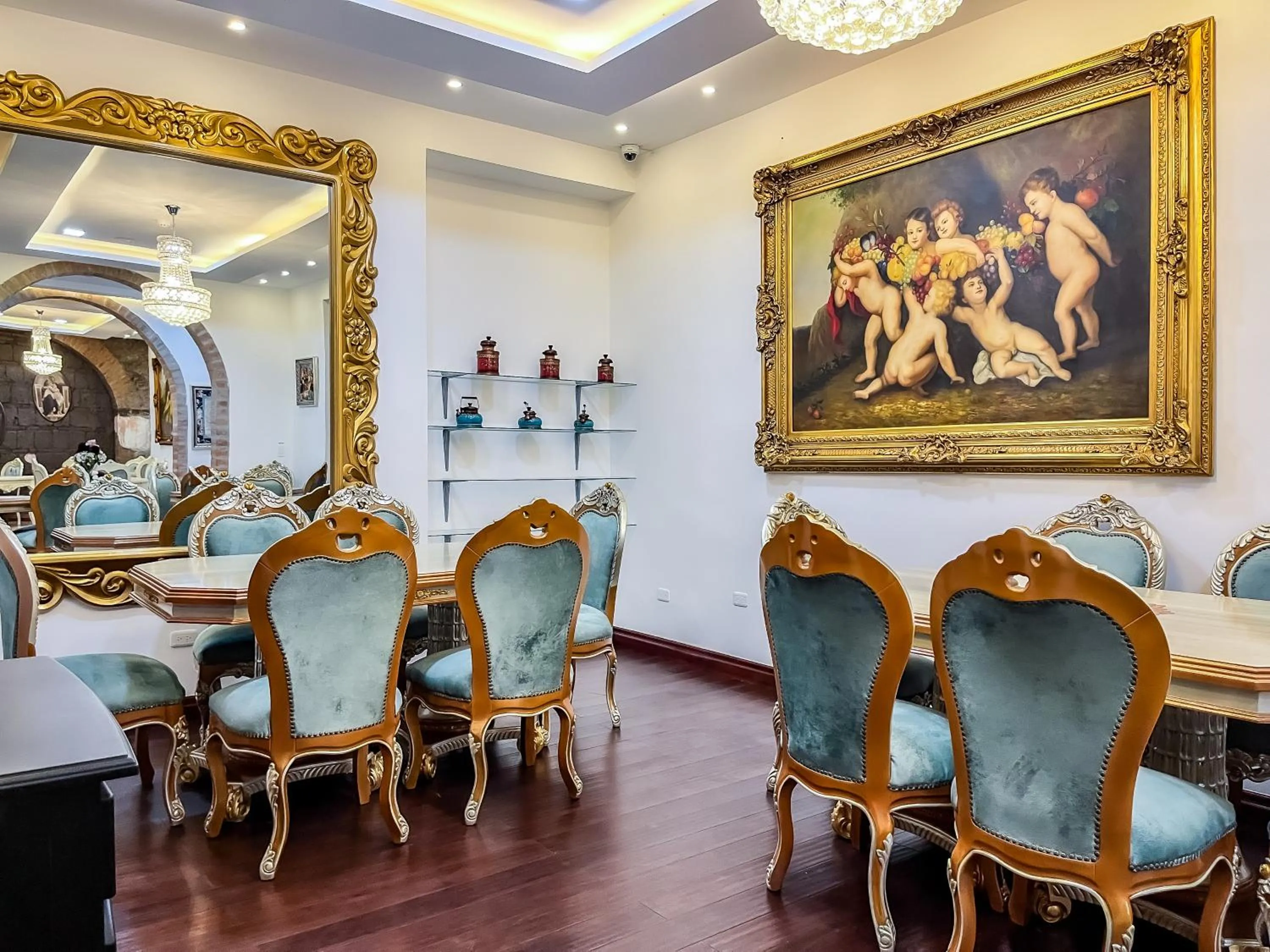 Restaurant/places to eat in Hotel & Rooftop King Experience by David