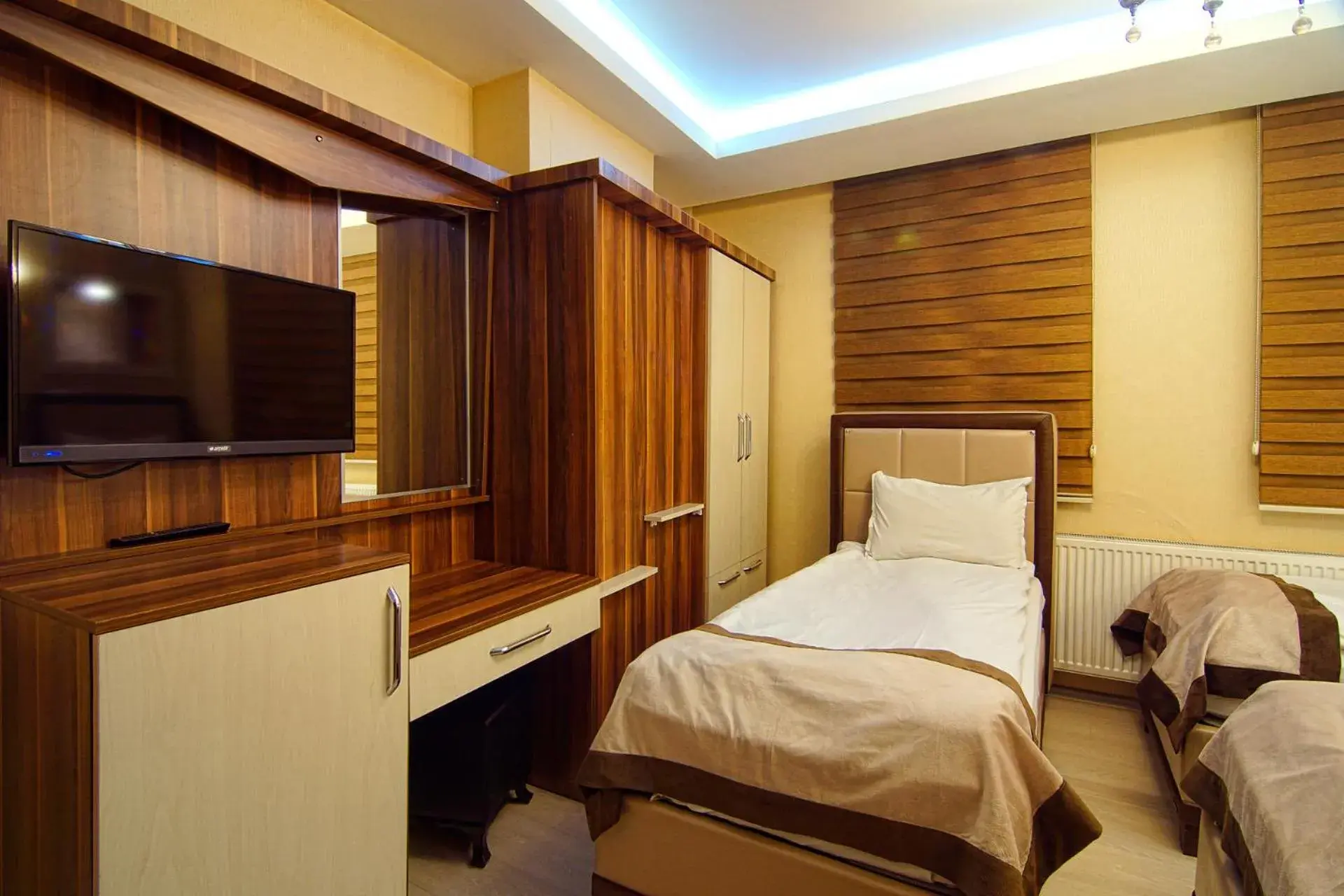 Quadruple Room with Bathroom in Kars Konak Hotel Quadruple Room with Bathroom in Kars Konak Hotel