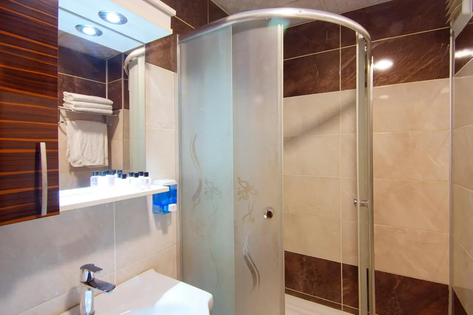 Quadruple Room with Bathroom in Kars Konak Hotel Quadruple Room with Bathroom in Kars Konak Hotel