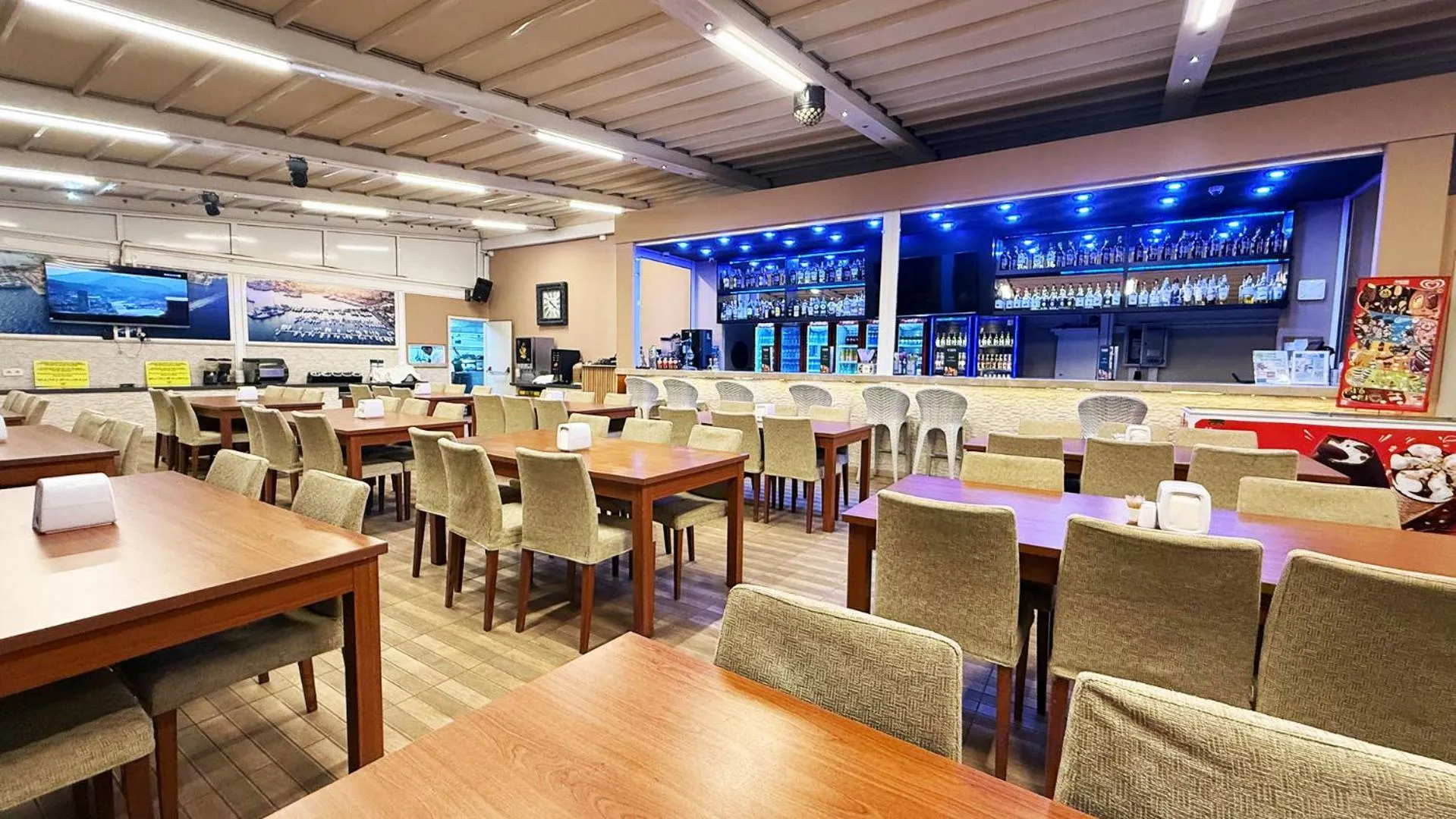 Restaurant/places to eat in Forum Residence Hotel