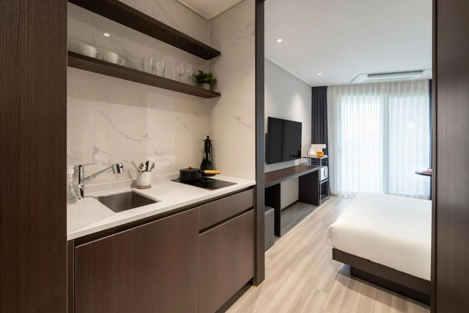 Kitchen or kitchenette, Bed in Le Collective Sokcho Beach