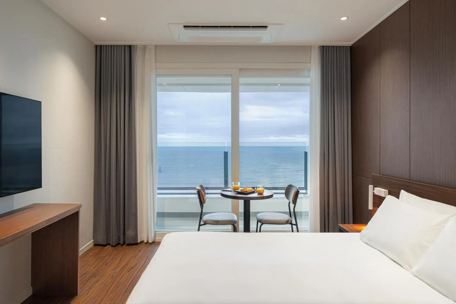 Property building, Bed in Le Collective Sokcho Beach